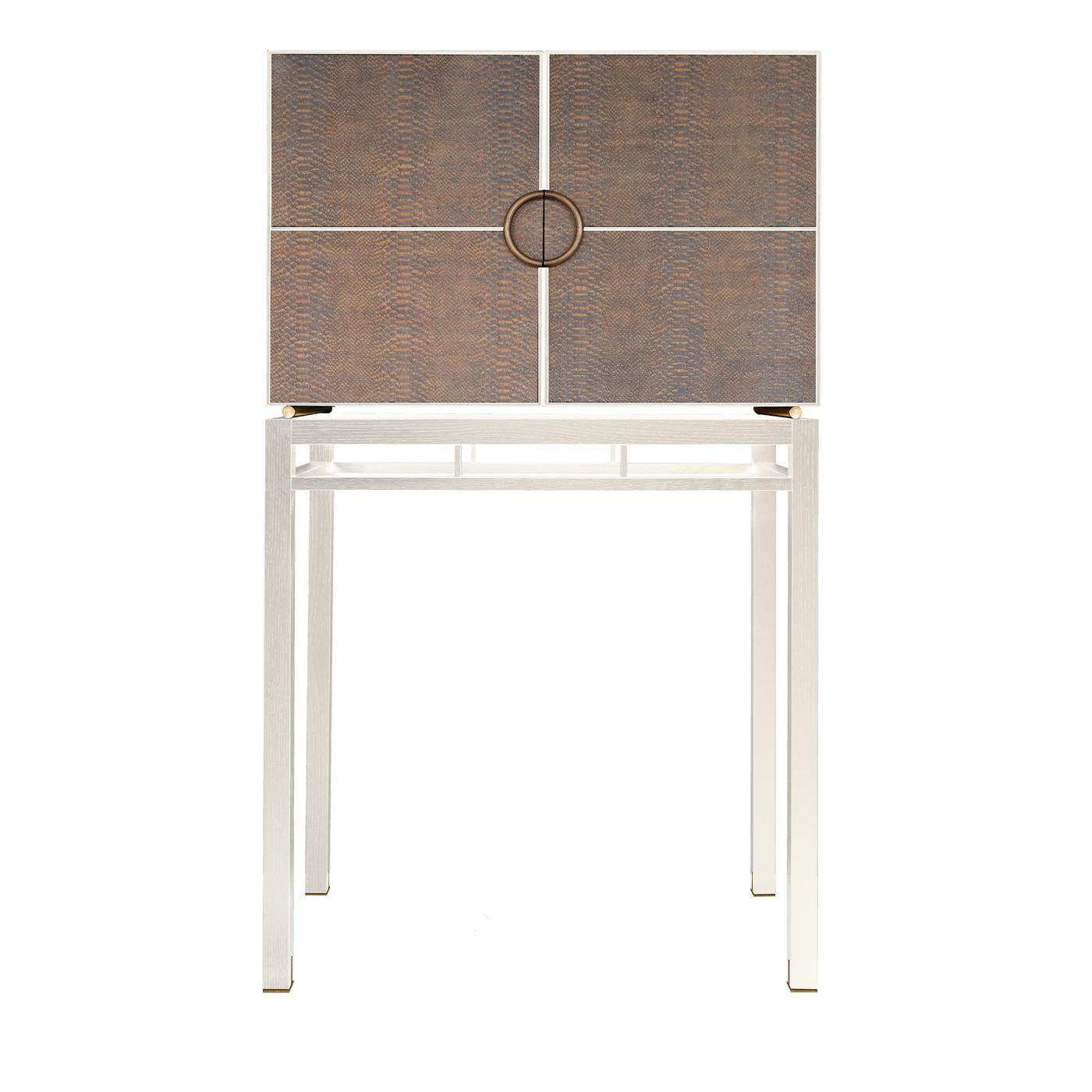 Timeless elegance and versatile sophistication distinguish this stunning bar cabinet. A piece that will infuse any room with a refined allure, it is made of white-stained oak wood and boasts a snake-patterned cork cover on its two doors enriched