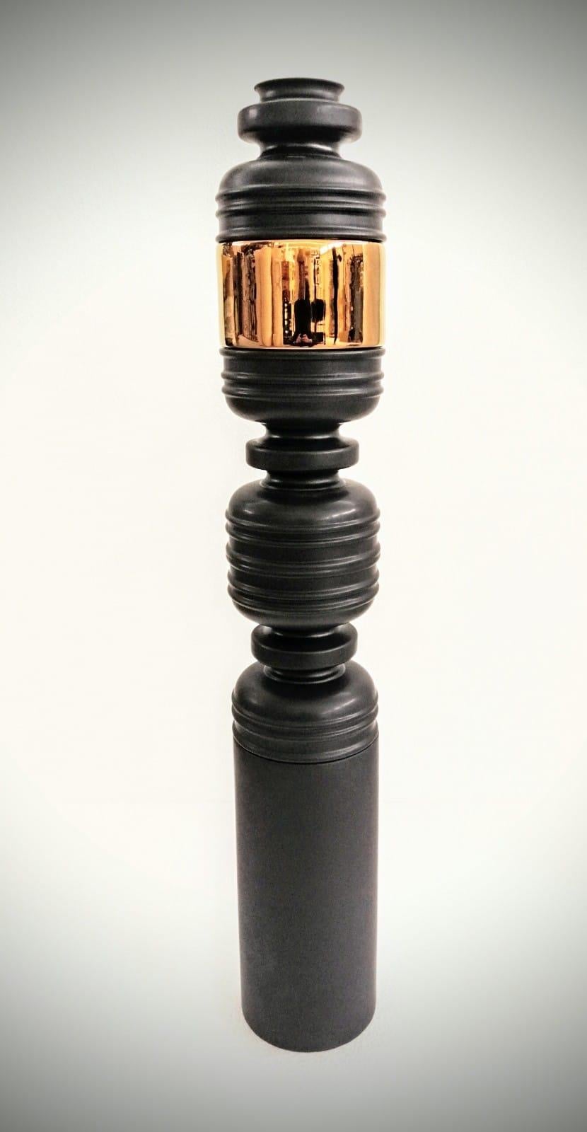 Thea3, Ceramic Vase Handcrafted in 24-Karat Gold and Black by Gabriella B In New Condition For Sale In Treviso, IT