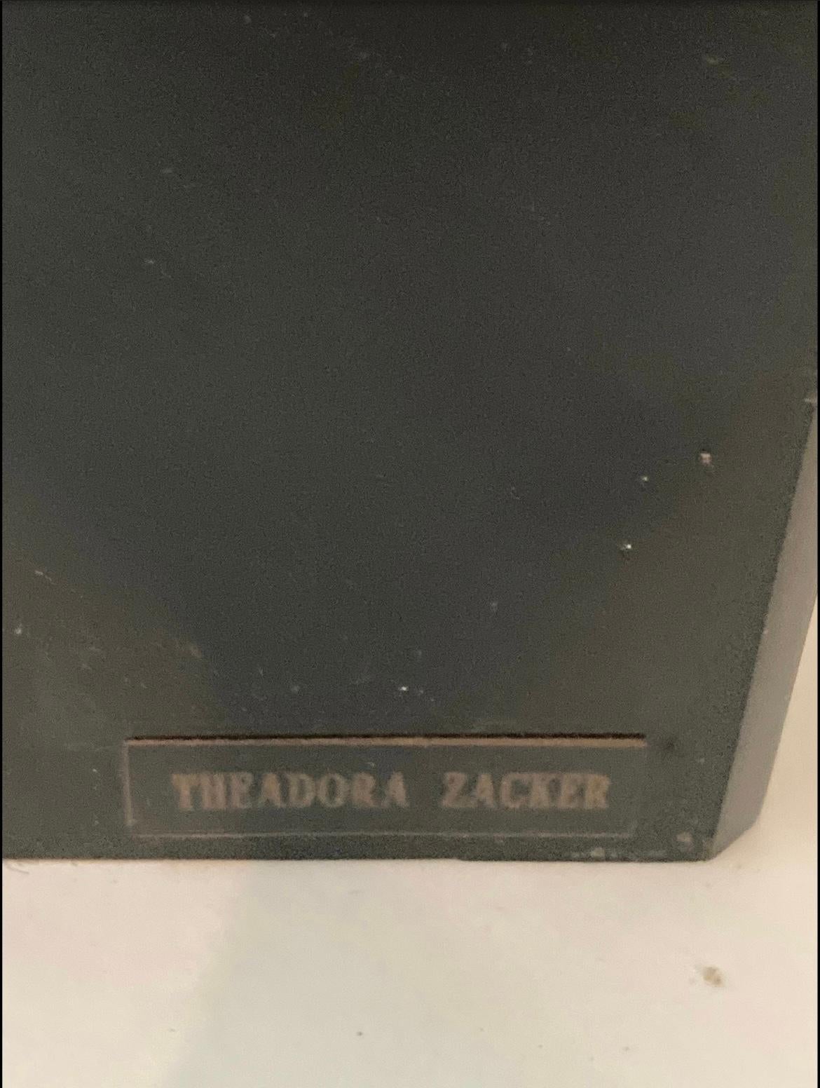Il s'agit d'une sculpture en marbre originale de Theadora Zacker (20e siècle). En bon état. Mesure 19x6