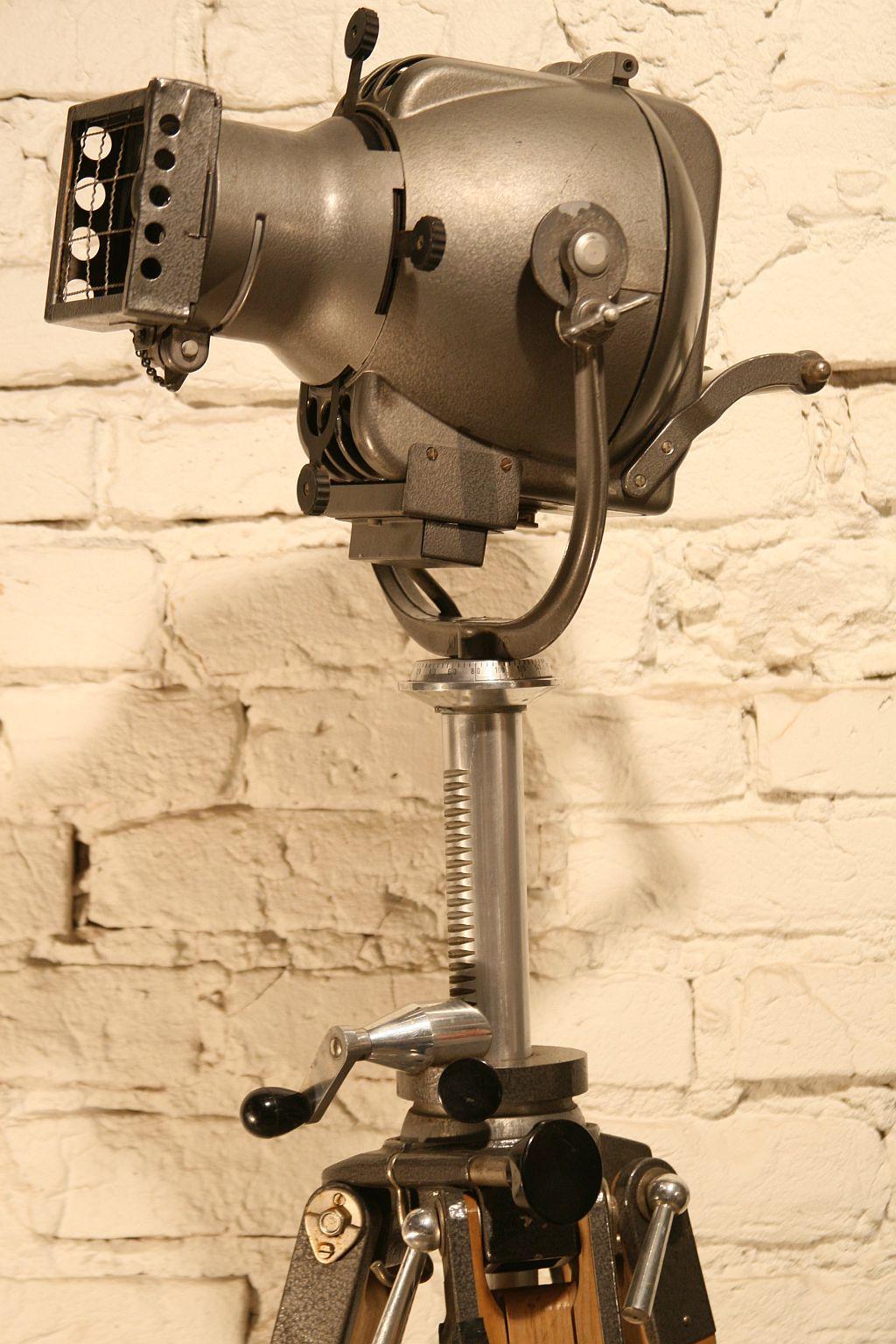 Strand electric theater and film spotlight from the 1950s
The original theater and film spotlight produced in the 1950s by the British company Strand Electric.
Construction:
Reflector body made of die-cast aluminum. The rear part of the body
