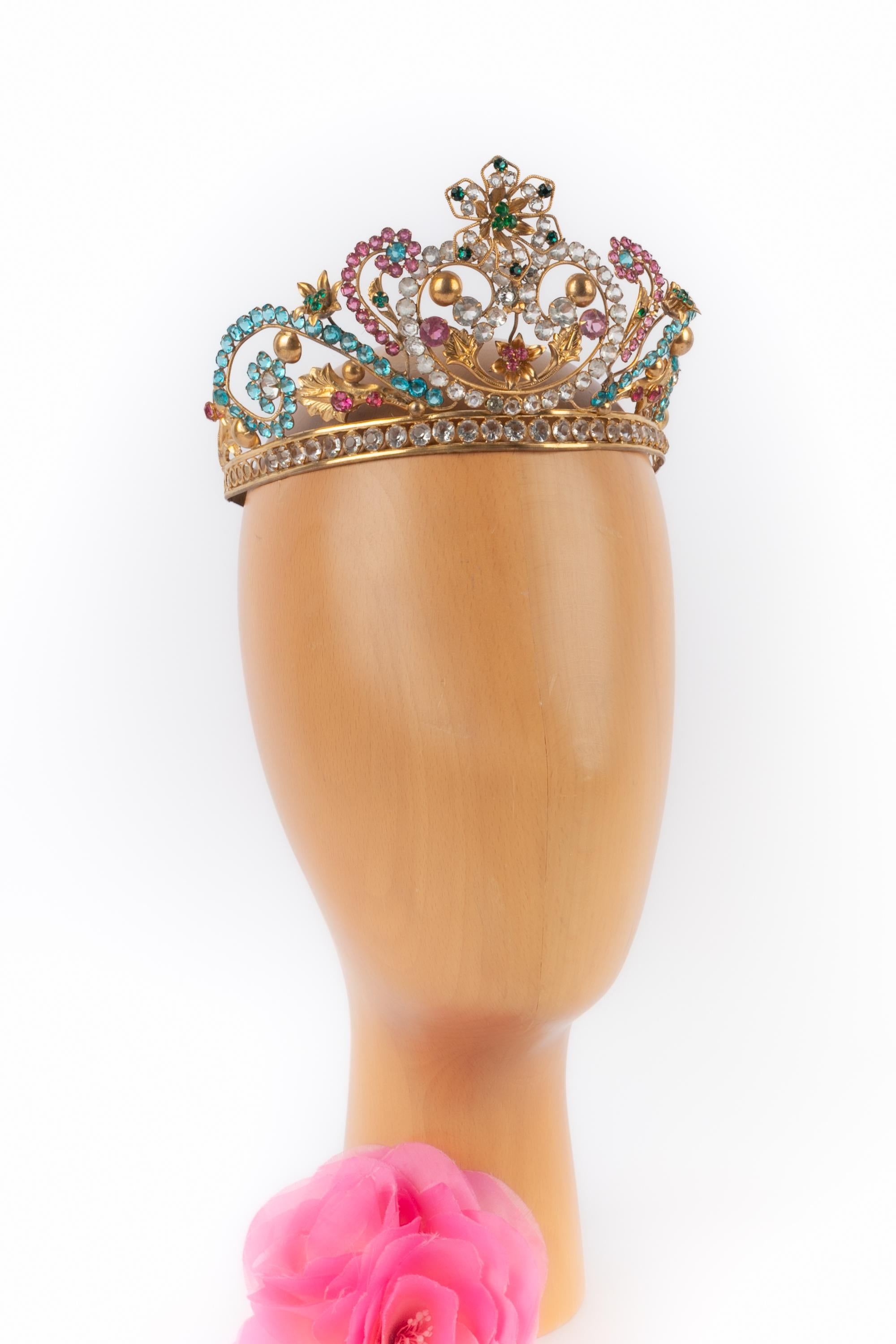 THÉÂTRE - Corona teatrale in metallo dorato con strass multicolore. Misura regolabile con 6 lacci. Accessorio degli anni '20-'30.

Condizioni:
Buono stato

Dimensioni:
Circonferenza: circa 46 cm

SKU:TCR8


