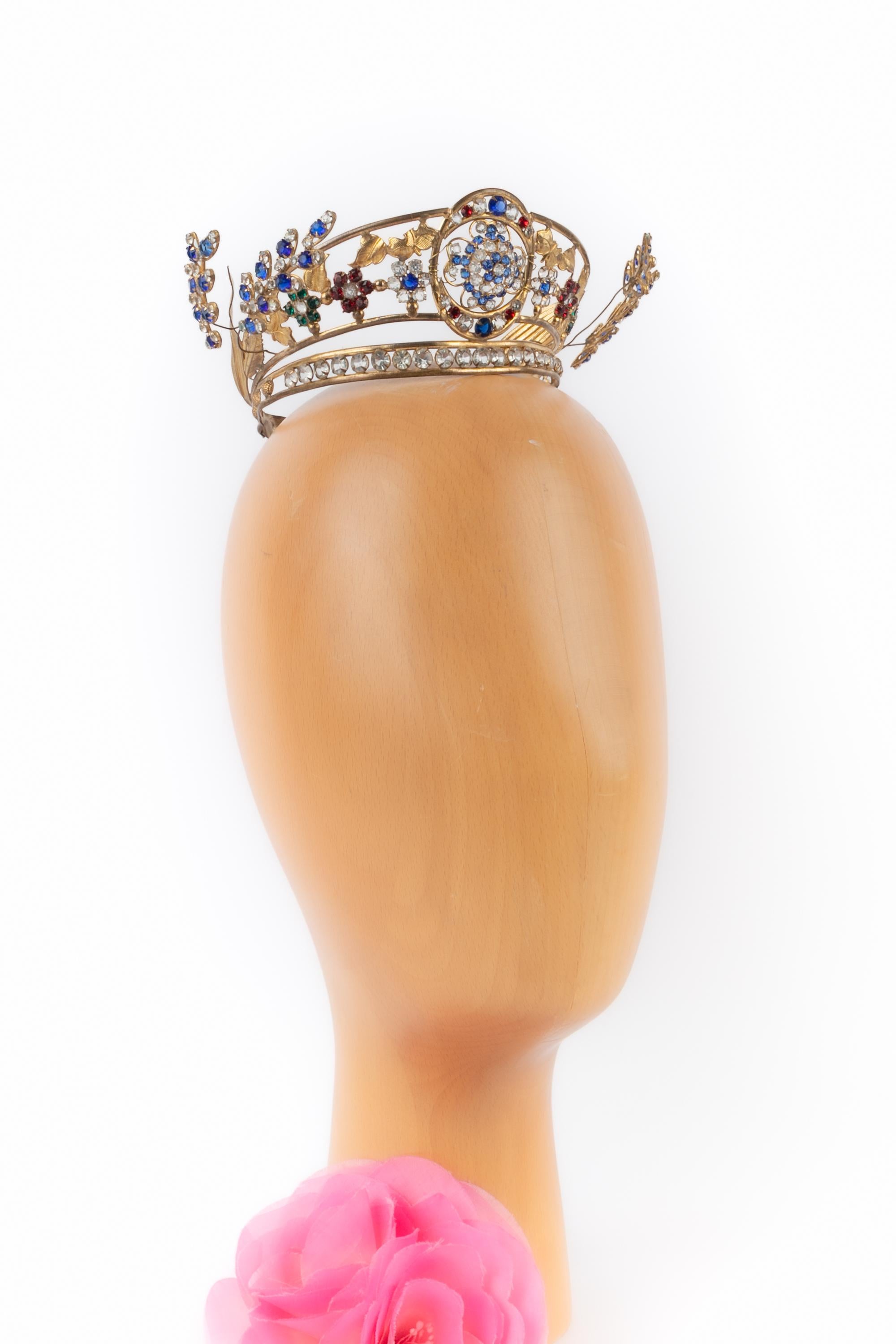 THEATER - Corona teatrale in metallo dorato con strass multicolore. Misura regolabile con diversi lacci. Accessorio degli anni '20-'30.

Condizioni:
Ottime condizioni

Dimensioni:
Circonferenza: circa 33 cm

SKU:TCR9