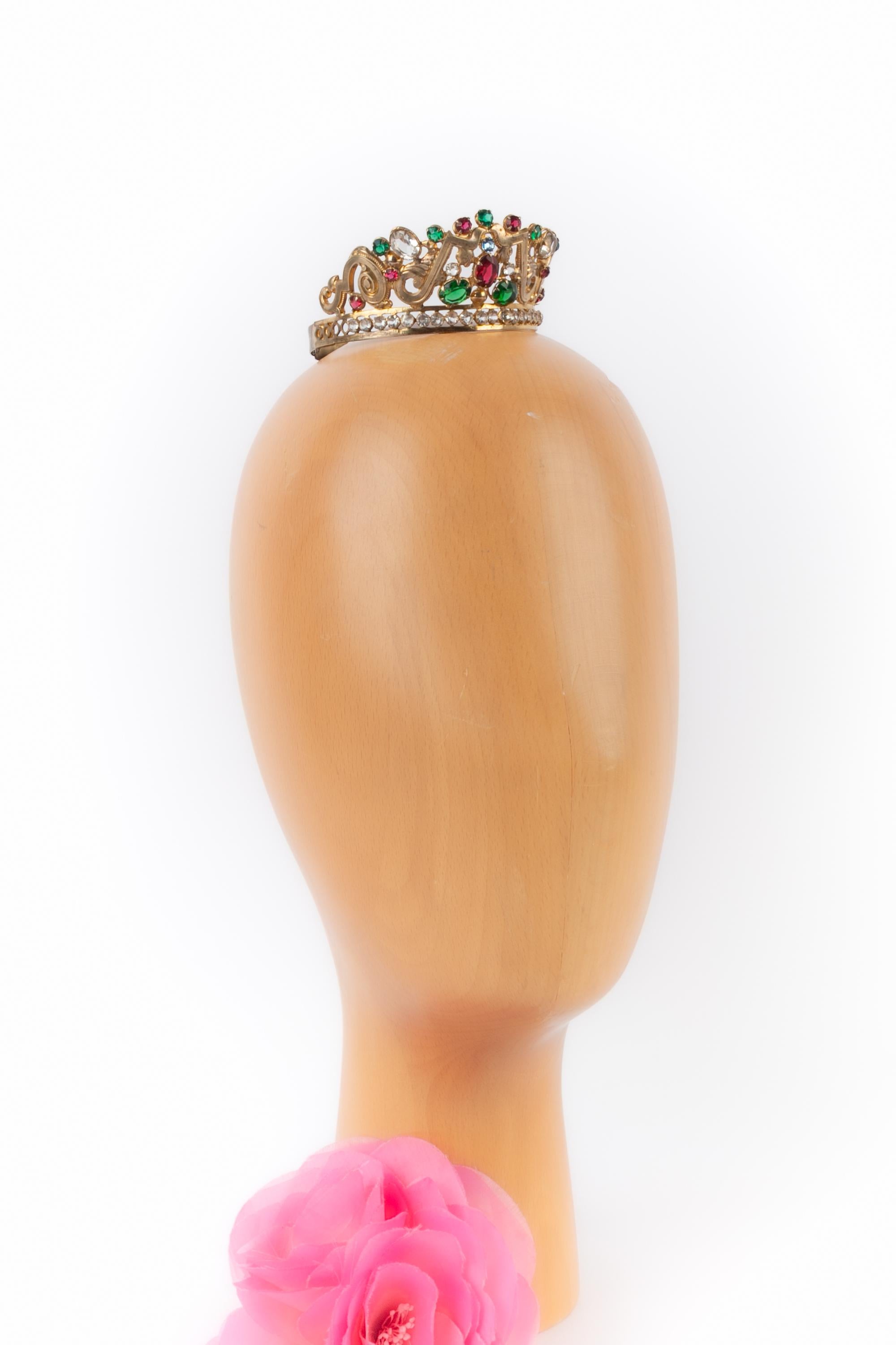 THEATER - Corona teatrale in metallo dorato con strass multicolore. Misura regolabile con diversi lacci. Accessorio degli anni '20-'30.

Condizioni:
Ottime condizioni

Dimensioni:
Circonferenza: circa 22 cm

SKU:TCR10