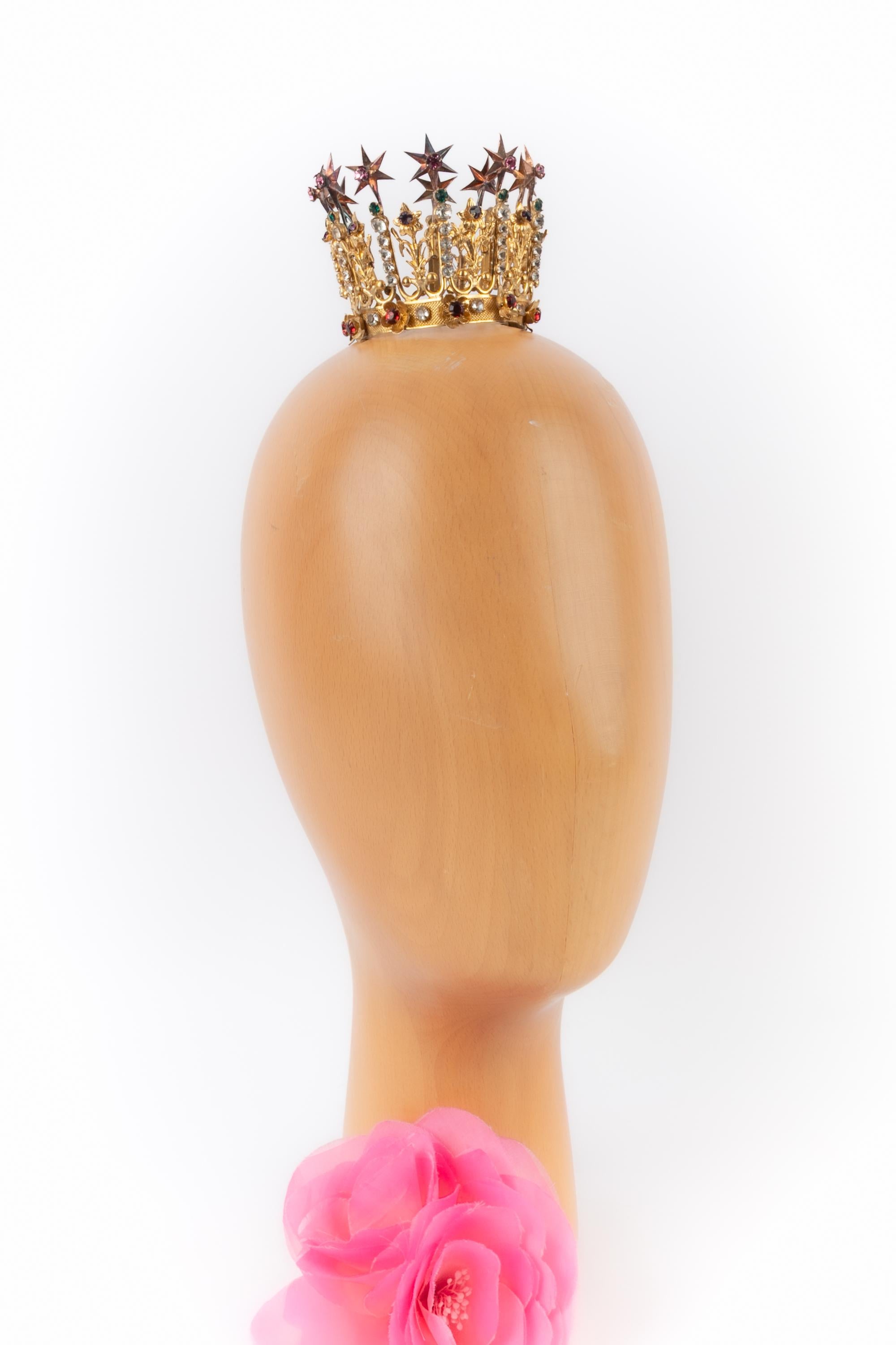 THEATER - Corona teatrale in metallo dorato con strass colorati. Accessorio degli anni '30.

Condizioni:
Ottime condizioni

Dimensioni:
Circonferenza: 18 cm

SKU:TCR13