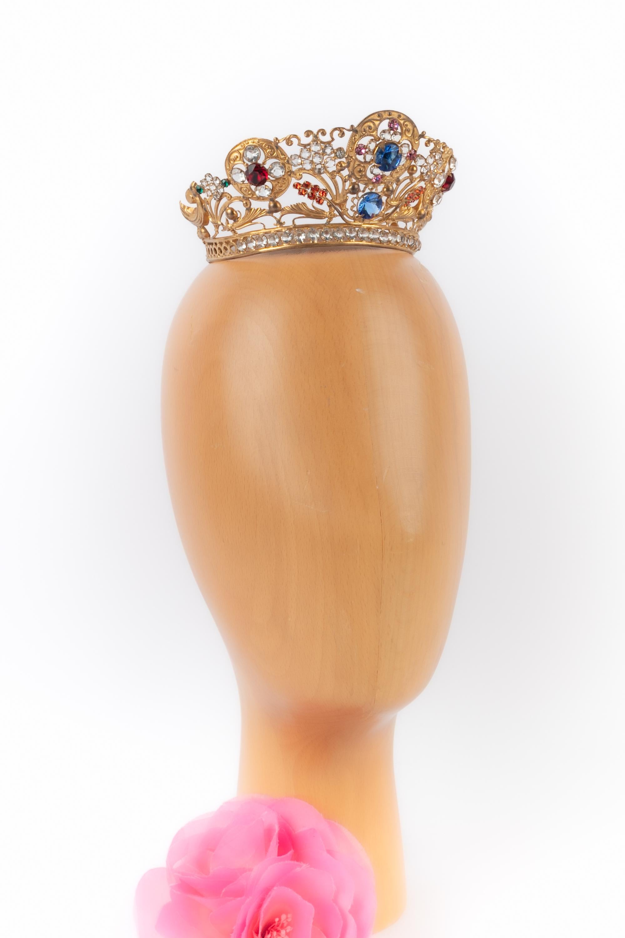 THEATER - Corona teatrale in metallo dorato con strass multicolore. Misura regolabile con diversi lacci. Accessorio degli anni '20-'30.

Condizioni:
Ottime condizioni

Dimensioni:
Circonferenza: circa 29 cm

SKU:TCR11