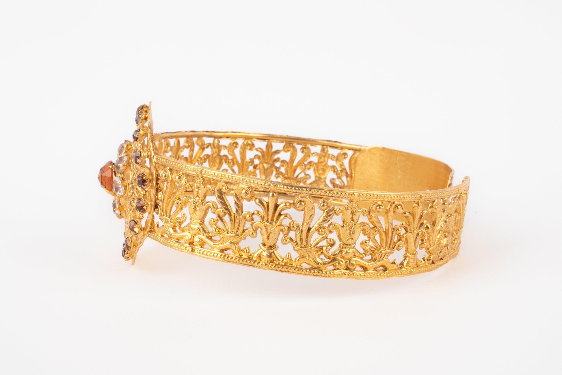 Theater - Golden metal openwork head accessory with rhinestones. Drama performance piece from the 1930s.

Additional information:
Condition: Good condition
Dimensions: Circumference: from 30 cm to 33 cm
Period: 20th Century

Seller Reference: TACC1