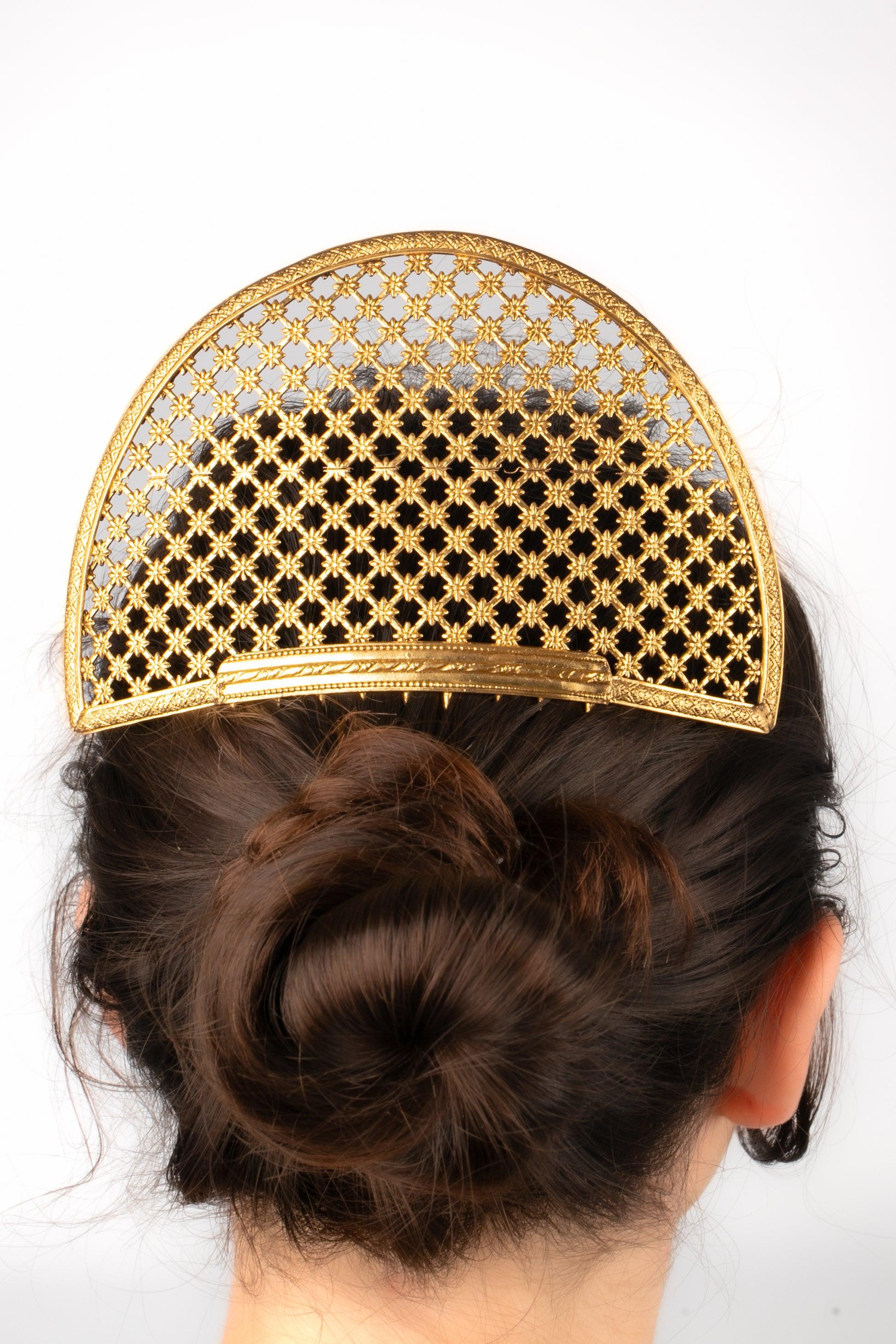 Teatro - Joyas para el pelo con aspecto de peine. Joyas caladas de metal dorado creadas para representaciones teatrales.

Más información:
Estado: Muy buen estado
Dimensiones: Longitud: 15 cm - Altura: 12,5 cm

Referencia del vendedor: TACC2