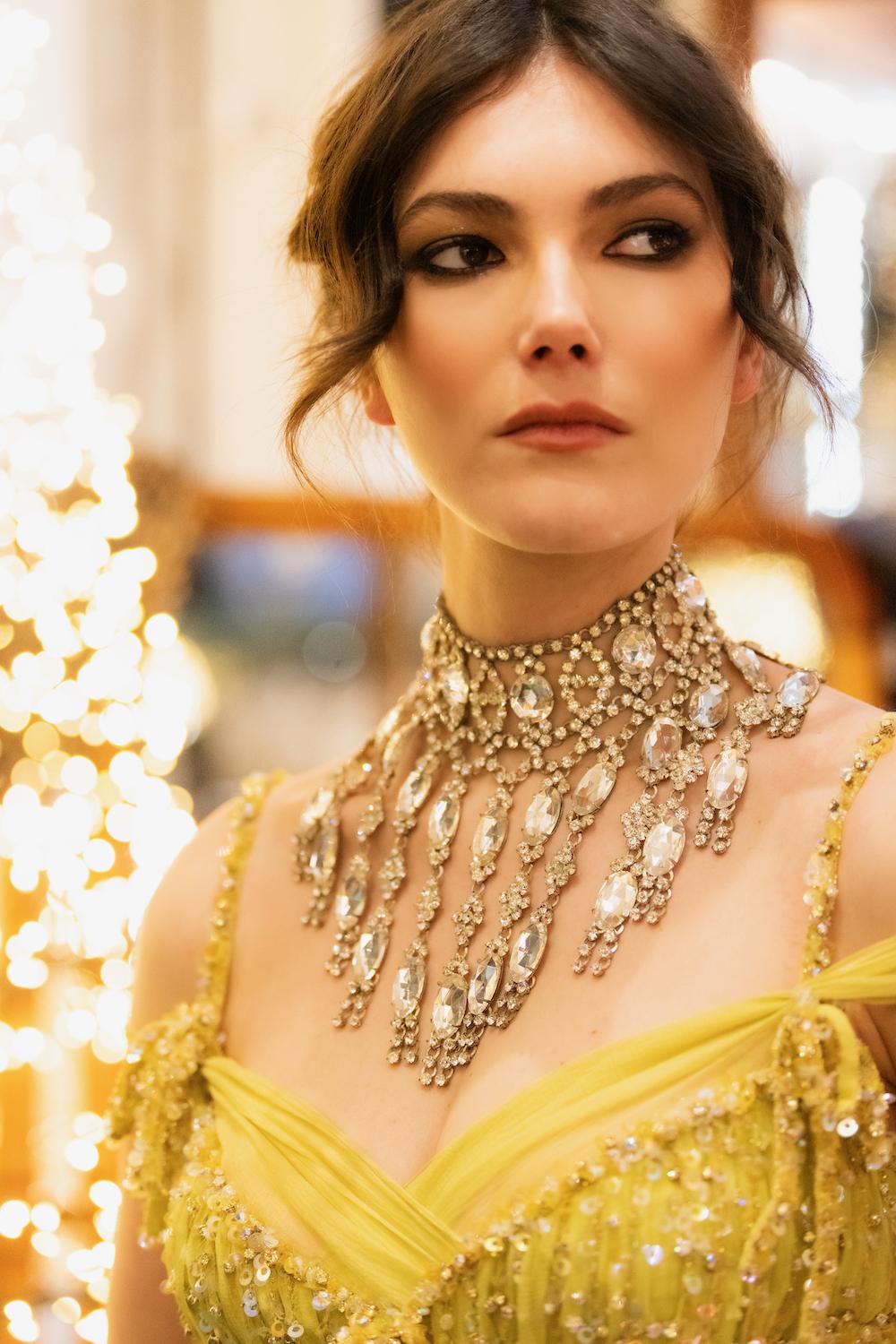 Theater Drama Rhinestone Short Necklace In Good Condition For Sale In SAINT-OUEN-SUR-SEINE, FR