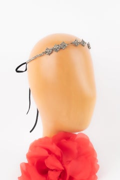 Gioielli a forma di testa di dramma teatrale in metallo argentato, anni '30