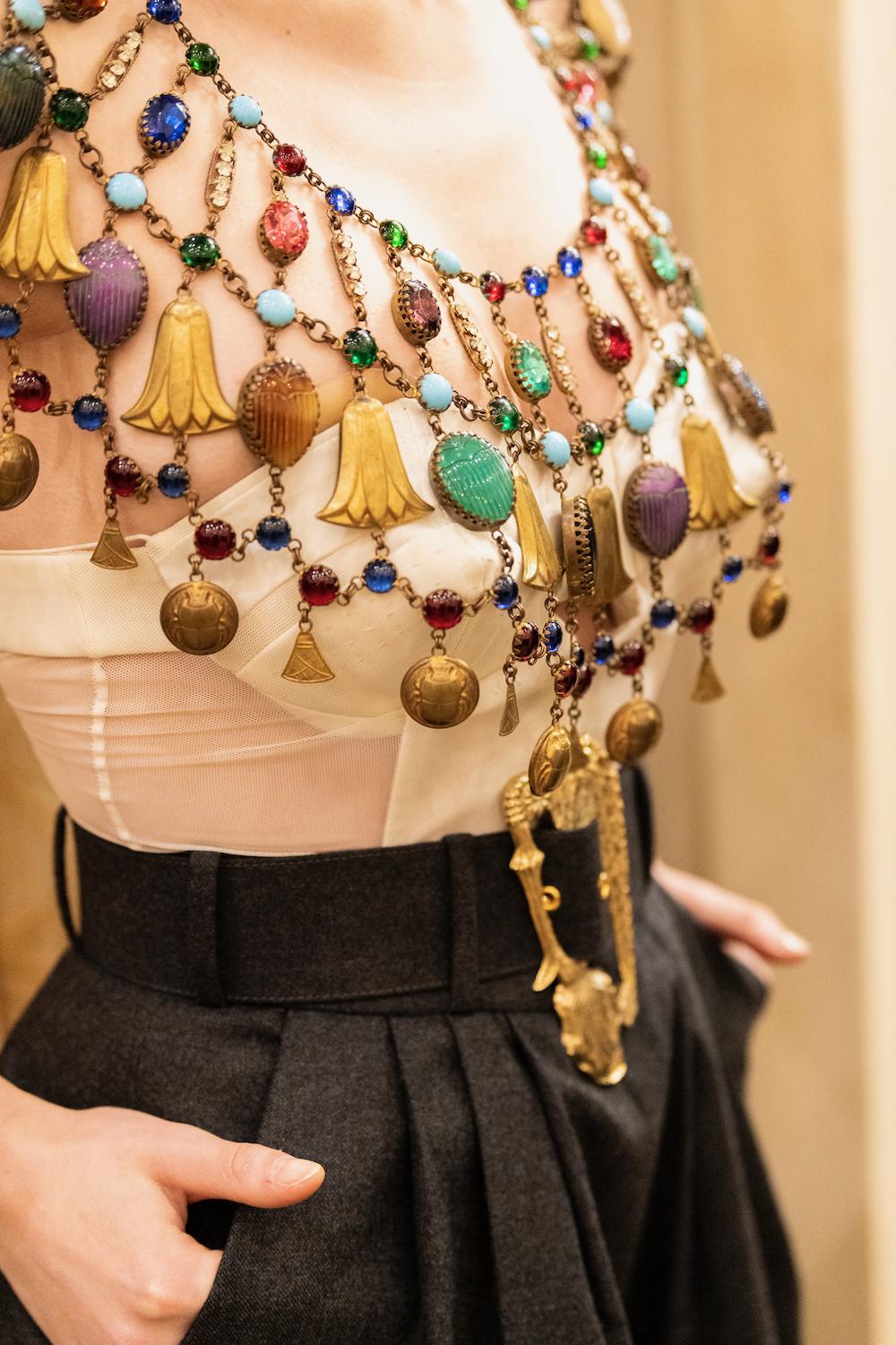 Theater 'Egyptian' Dark-golden Metal Dickey Necklace In Excellent Condition For Sale In SAINT-OUEN-SUR-SEINE, FR