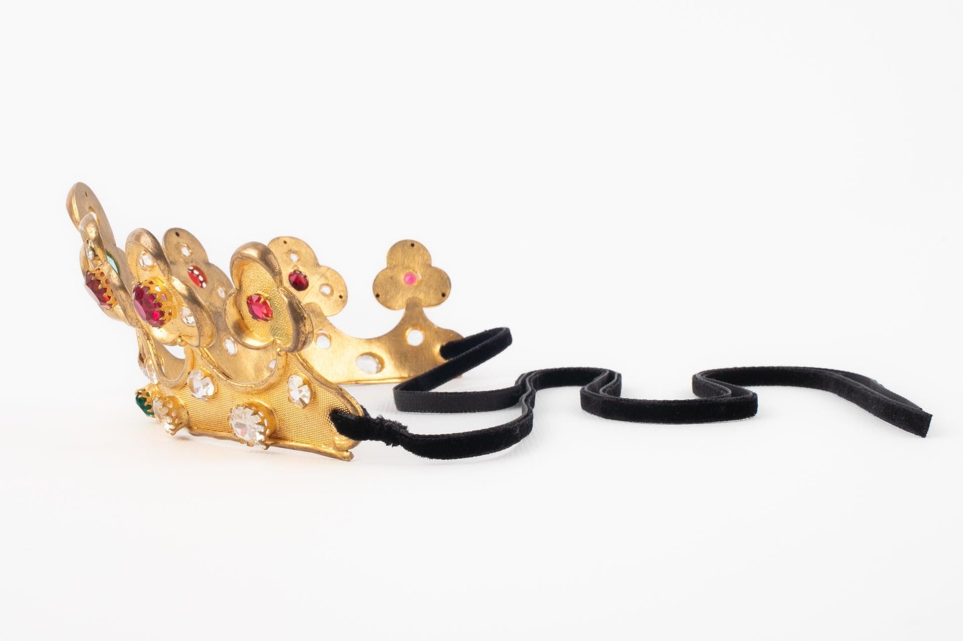 Théâtre - Couronne en métal doré avec strass multicolores, provenant de représentations théâtrales. Il se noue à l'aide d'un lien en velours.

Informations complémentaires :
Condit : Bon état
Dimensions : Longueur : 23 cm

Référence du vendeur : TCR1