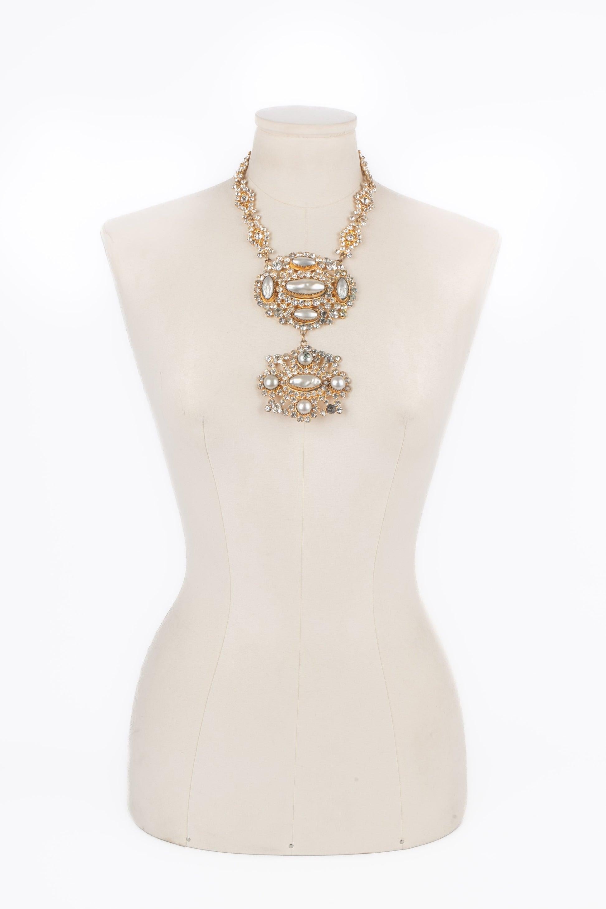 Teatro - Conjunto de collar de metal dorado con brillantes y perlas de fantasía. Joyas antiguas de representaciones teatrales.

Más información:
Estado: Estado decente
Dimensiones: Longitud: 45 cm

Referencia del vendedor: TBC4