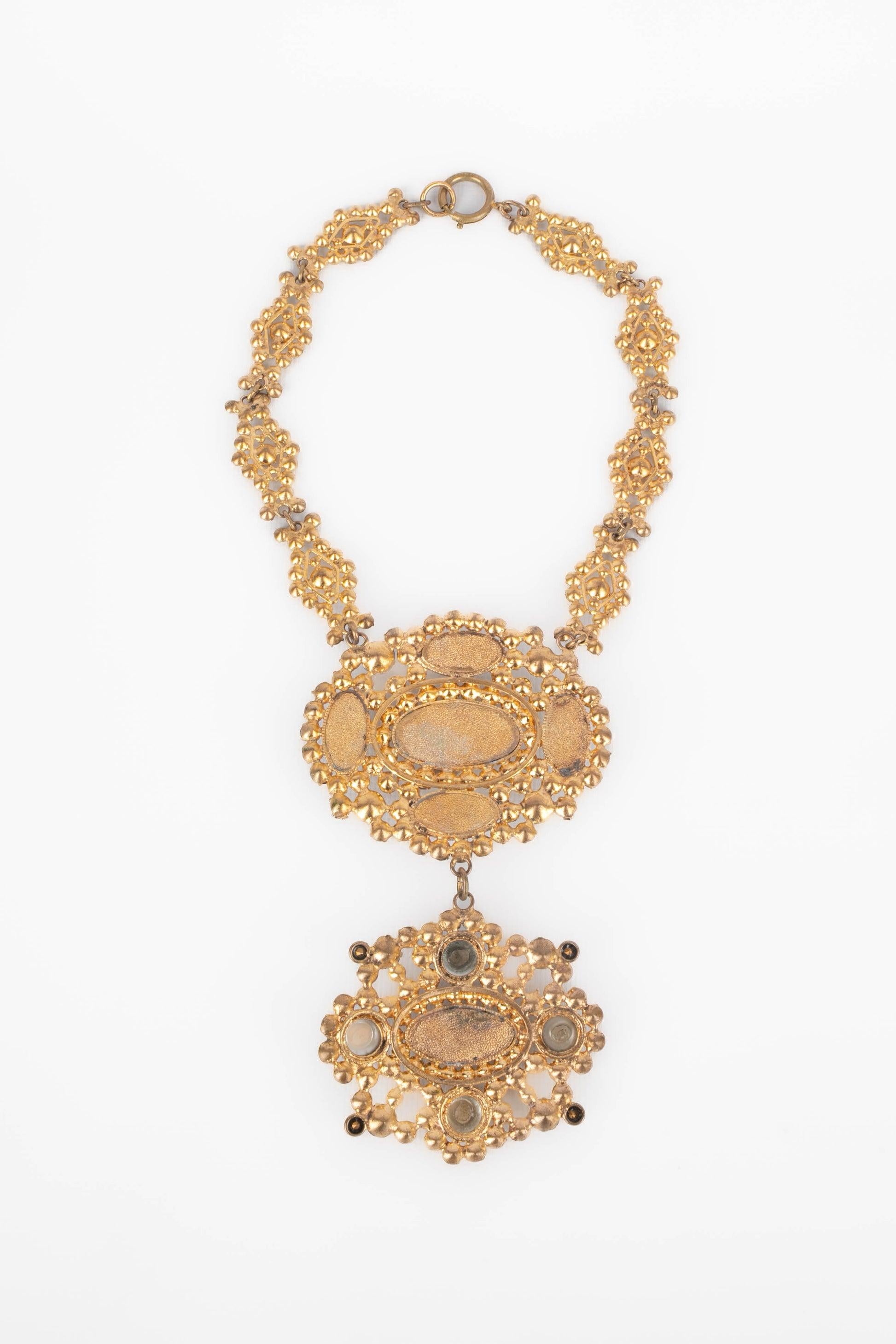 Collar Teatro Drama Metal Dorado con Pedrería en venta 3