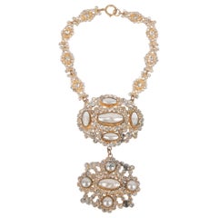 Collier dramatique théâtre en métal doré avec strass