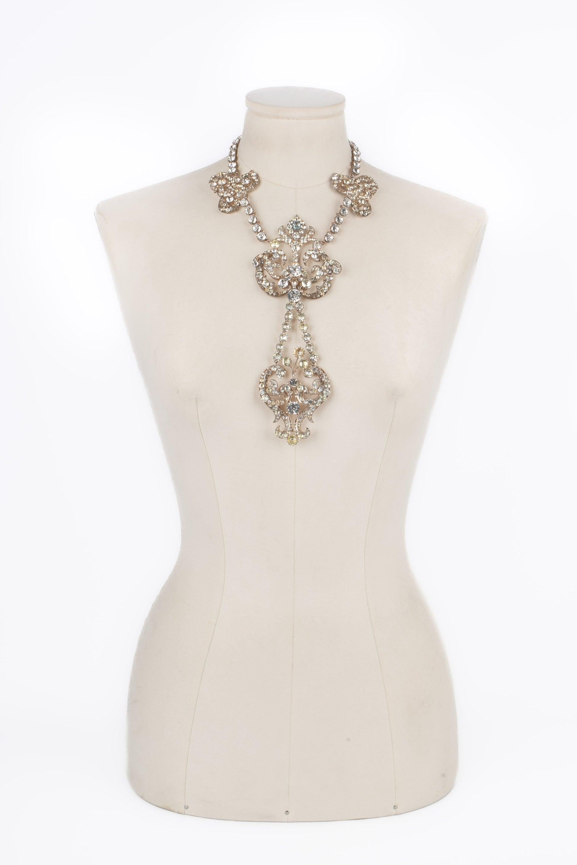 Theater - Golden metal necklace entirely set with rhinestones, from drama performances.

Additional information:
Condition: Good condition
Dimensions: Length: from 42.5 cm to 51.5 cm

Seller Reference: TBC1