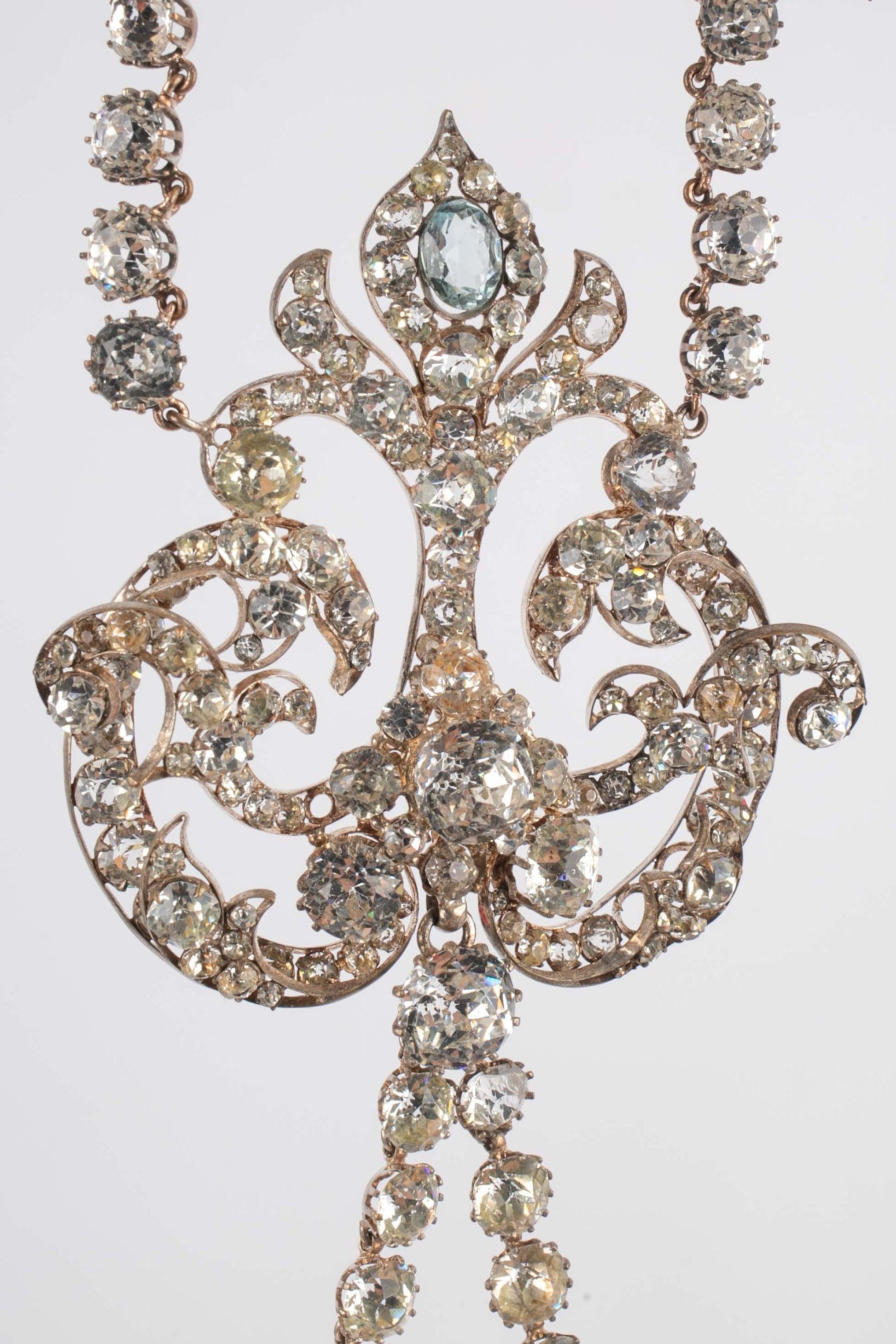 Theater Golden Metal Drama Rhinestone Necklace In Good Condition For Sale In SAINT-OUEN-SUR-SEINE, FR