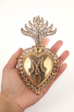 Scatola a forma di cuore in metallo dorato