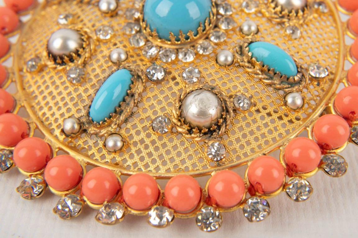 Women's Theater Golden Metal Openwork Circular Drama Brooch For Sale