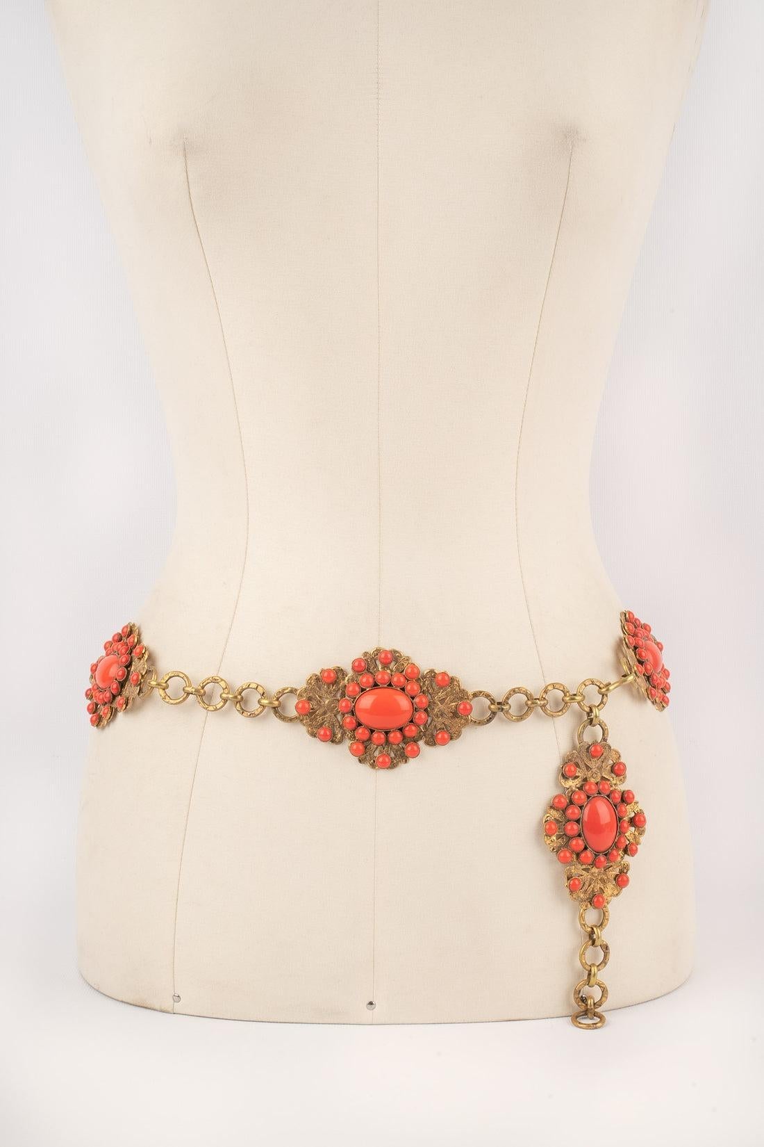 Theater - Golden metal openwork belt with orange glass paste.

Additional information:
Condition: Good condition
Dimensions: Length: from 88 cm to 93 cm

Seller Reference: TACC3