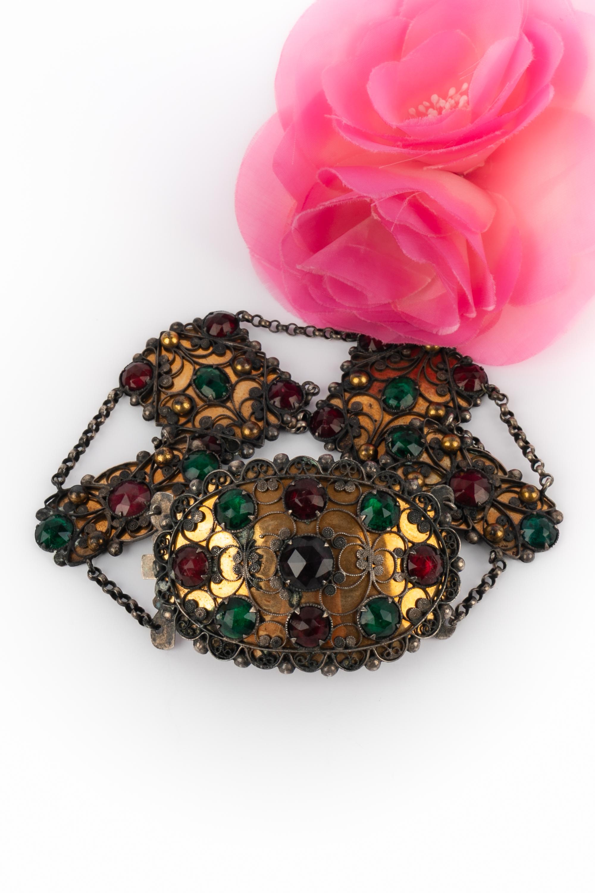 GIOIELLI TEATRALI  - (Made in France) Collana girocollo in metallo dorato con strass verdi, rossi e viola. Gioielli teatrali degli anni '20.

Condizioni:
Ottime condizioni

Dimensioni:
Lunghezza: 30 cm

SKU:BC229