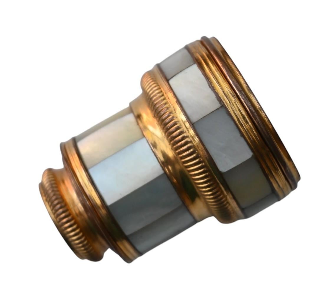 Antiguos anteojos telescópicos de ópera de teatro. 
Model en latón dorado y  nácar
Funcionamiento óptico perfecto
 En perfecto estado. 
Periodo Siglo XIX 
3,6 cm de diámetro, 8 cm de longitud en estado abierto, cerrado 4,7 cm
Muy buen estado de