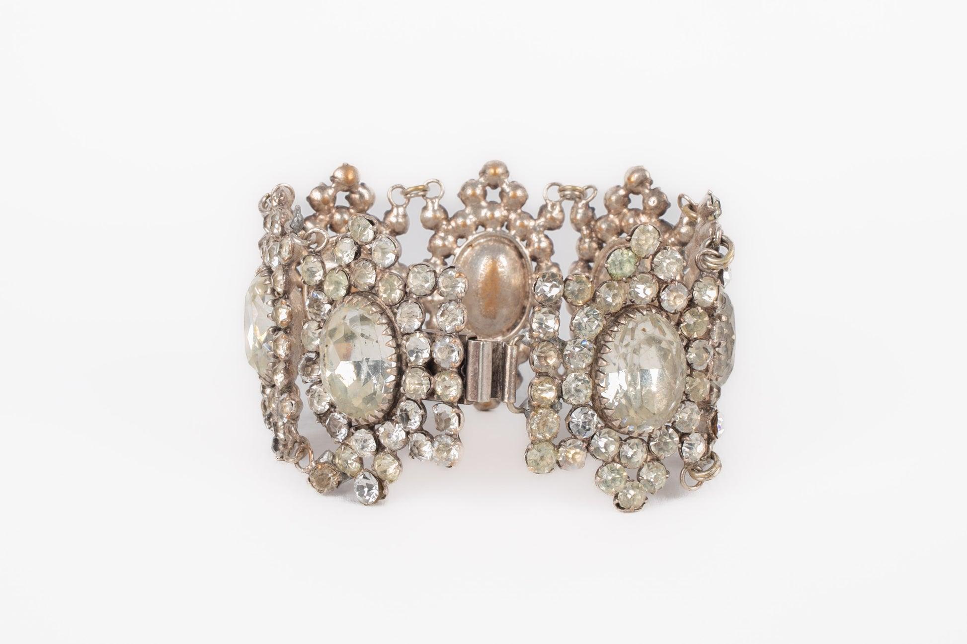 Theater - Silvery metal bracelet set with rhinestones. Jewelry from drama performances.

Additional information:
Condition: Good condition
Dimensions: Length: 19 cm

Seller Reference: TBRA7