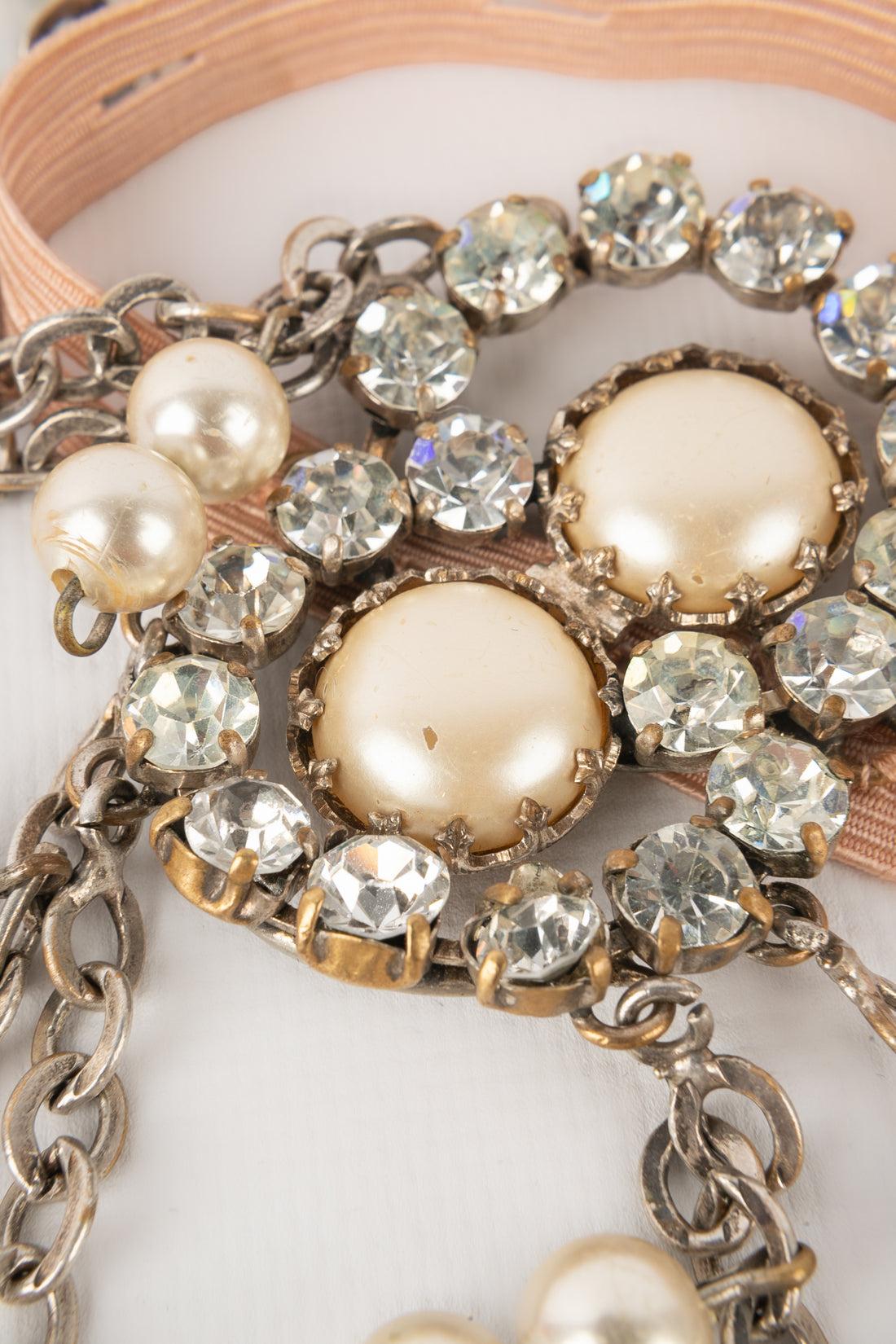 Theater - Silbernes Metallarmband mit Strasssteinen, Perlen und Perlencabochons. Schmuck aus Theater- oder Kabarettaufführungen aus den 1920er Jahren.

Zusätzliche Informationen:
Zustand: Guter Zustand
Abmessungen: Länge: 30 cm
Zeitraum: 20.