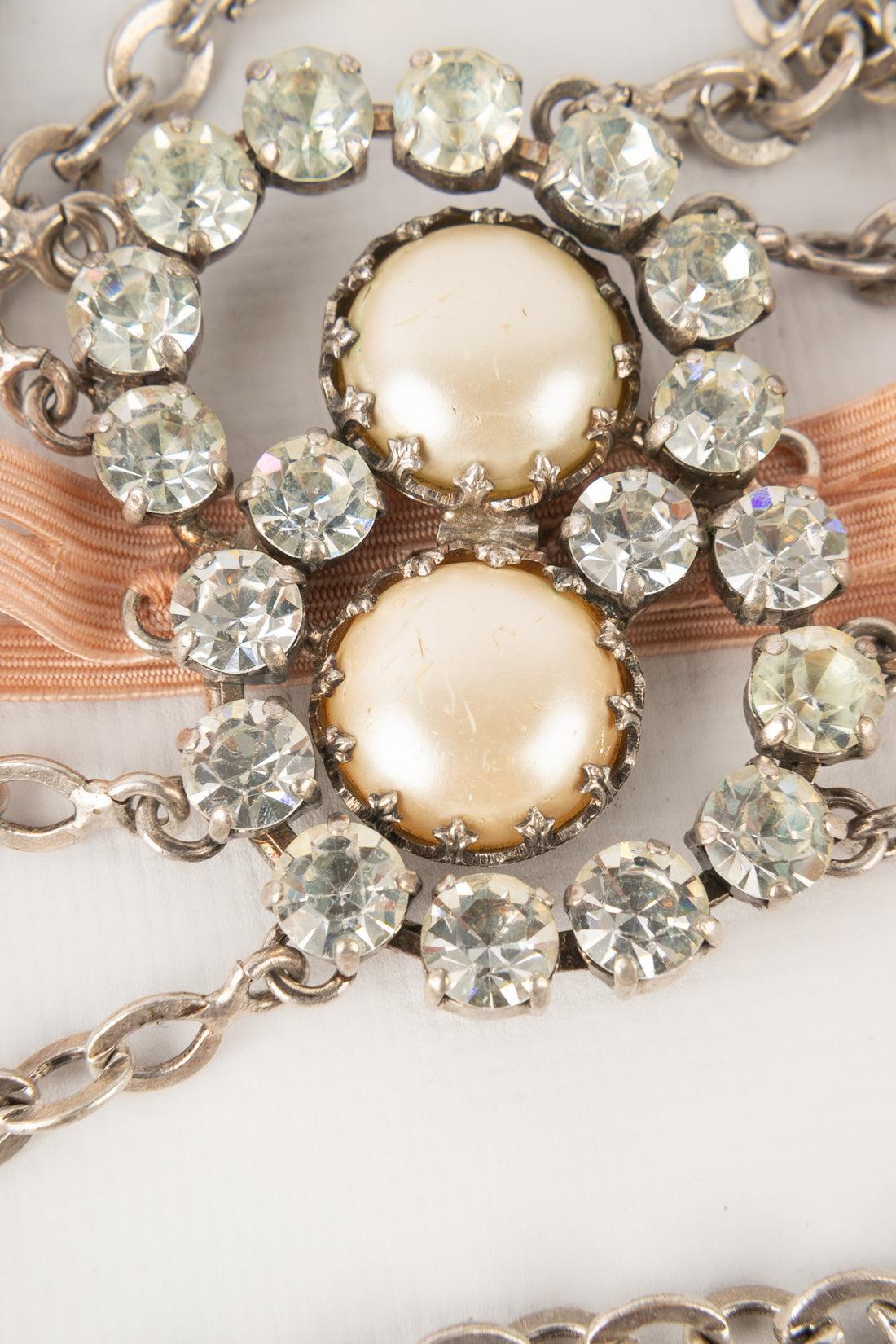 Theater - Silvery metal arm bracelet with rhinestones, pearls and pearly cabochons. Jewelry from drama or cabaret performances from the 1920s.

Additional information:
Condition: Good condition
Dimensions: Length: 30 cm
Period: 20th Century

Seller