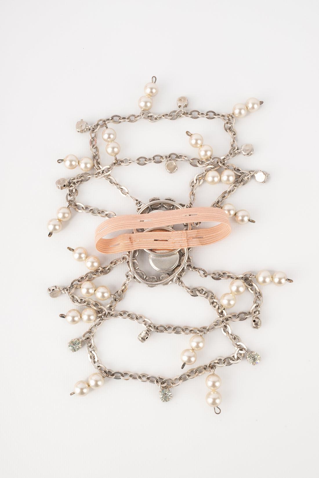 Theater Silvery Metal Drama Arm Bracelet with Rhinestones and Pearls, 1920s In Good Condition For Sale In SAINT-OUEN-SUR-SEINE, FR