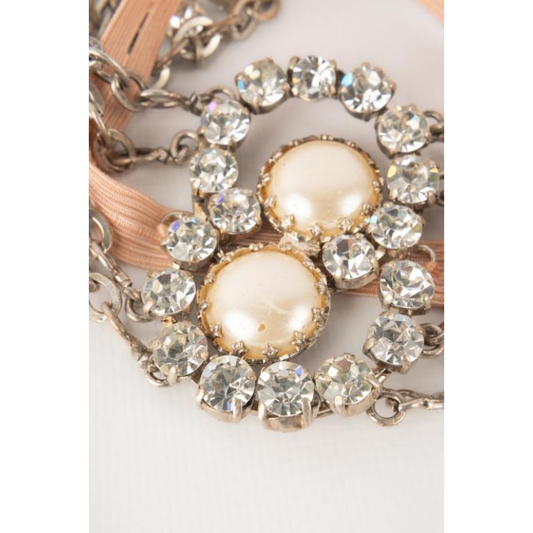Theater Silvery Metal Drama Arm Bracelet with Rhinestones In Good Condition For Sale In SAINT-OUEN-SUR-SEINE, FR