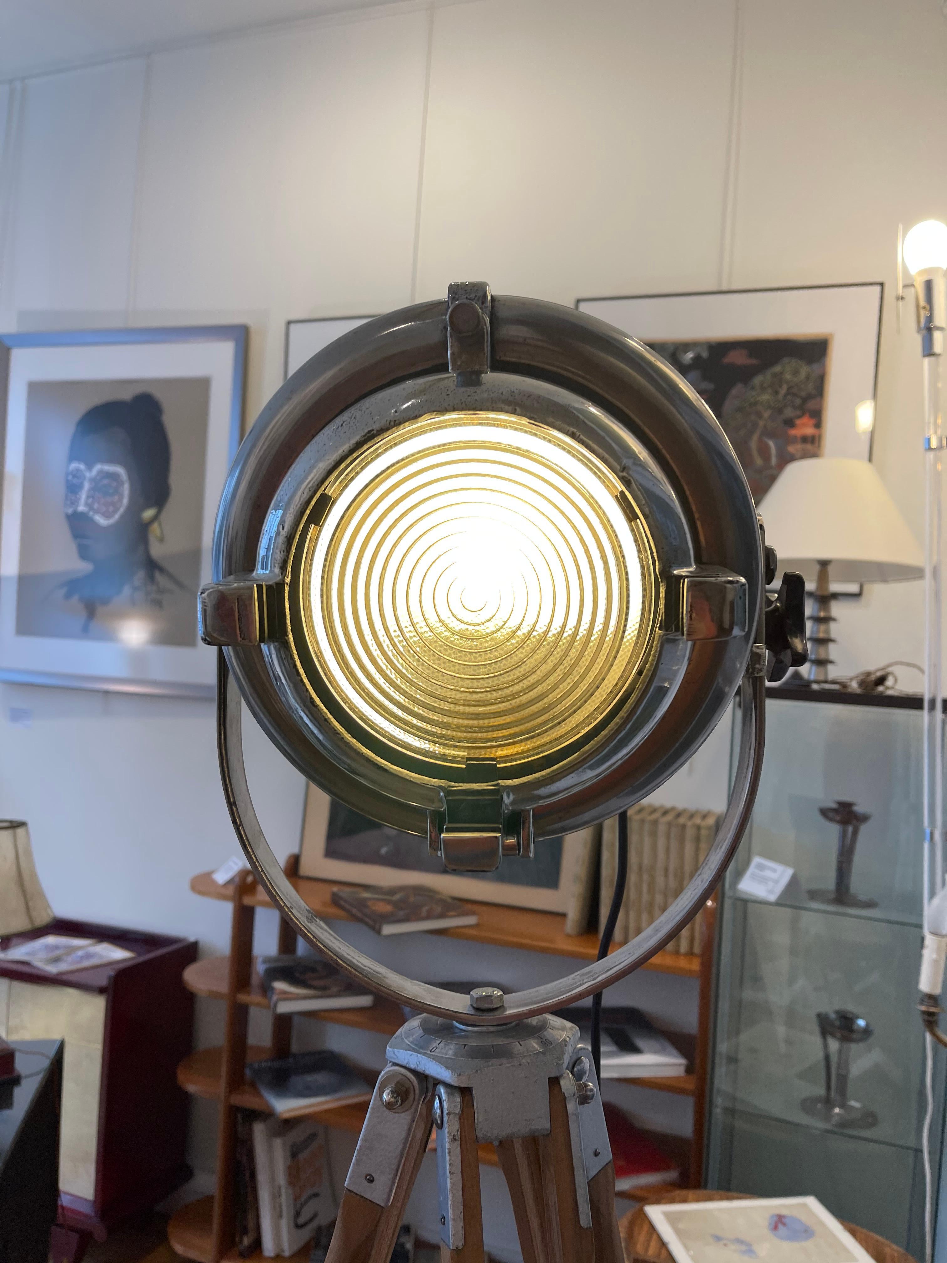 Industriel Lampe de théâtre fabriquée par Furse sur trépied vintage, Royaume-Uni, années 1950 en vente