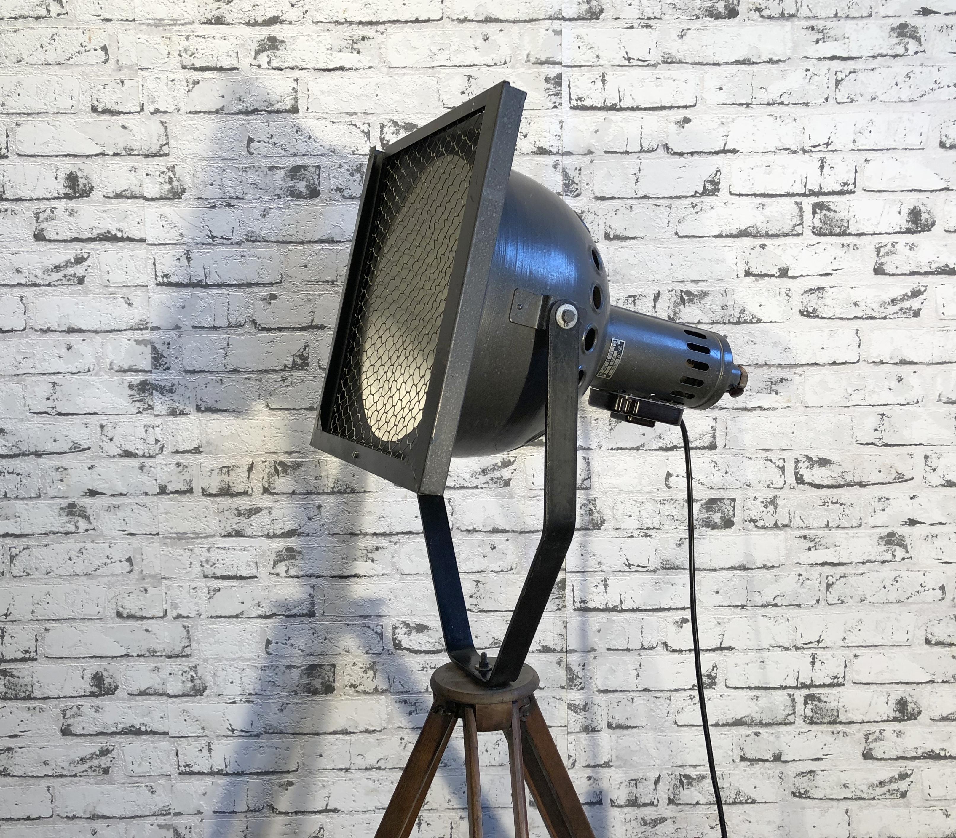 - Vintage Theatre spotlight on wooden tripod
- Adjustable height and angle
- Grey metal body , iron grid
- Dimensions of the lamp: 33 x 33 cm, Height: 55 cm, Depth: 40 cm
- Minimum total height: 160 cm
- Maximum total height: 210 cm
- New