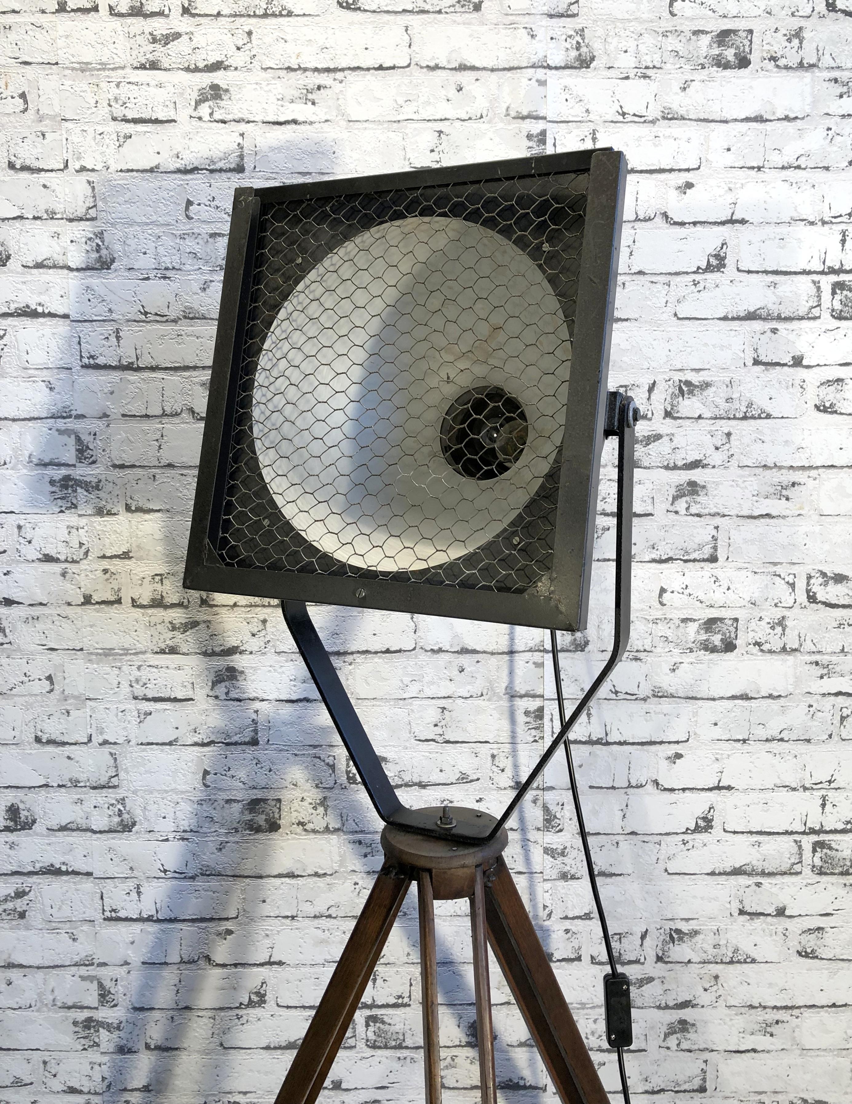 Industriel Lampe de théâtre sur socle tripode en bois, années 1950 en vente