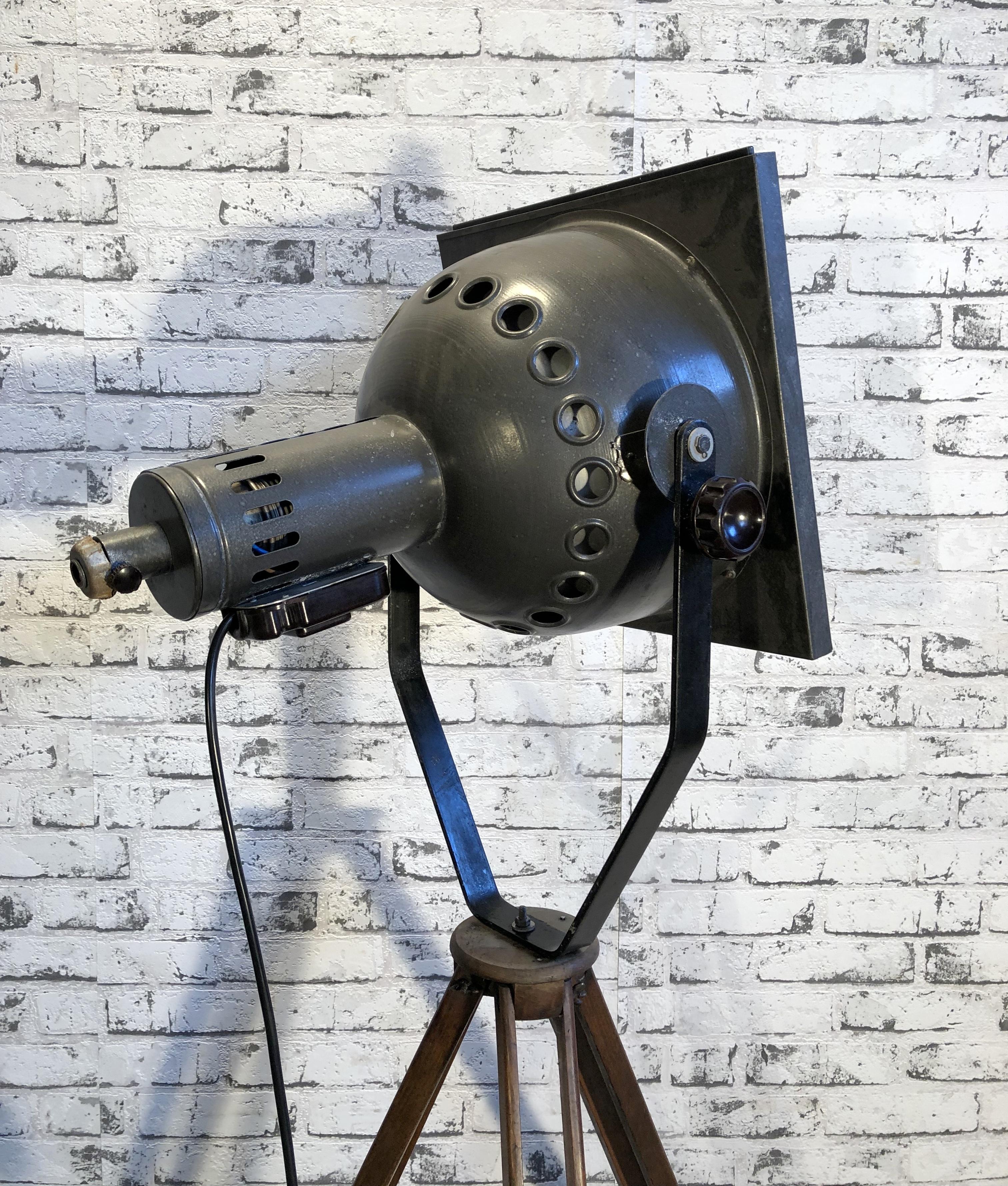 Lampe de théâtre sur socle tripode en bois, années 1950 Bon état - En vente à Kojetice, CZ