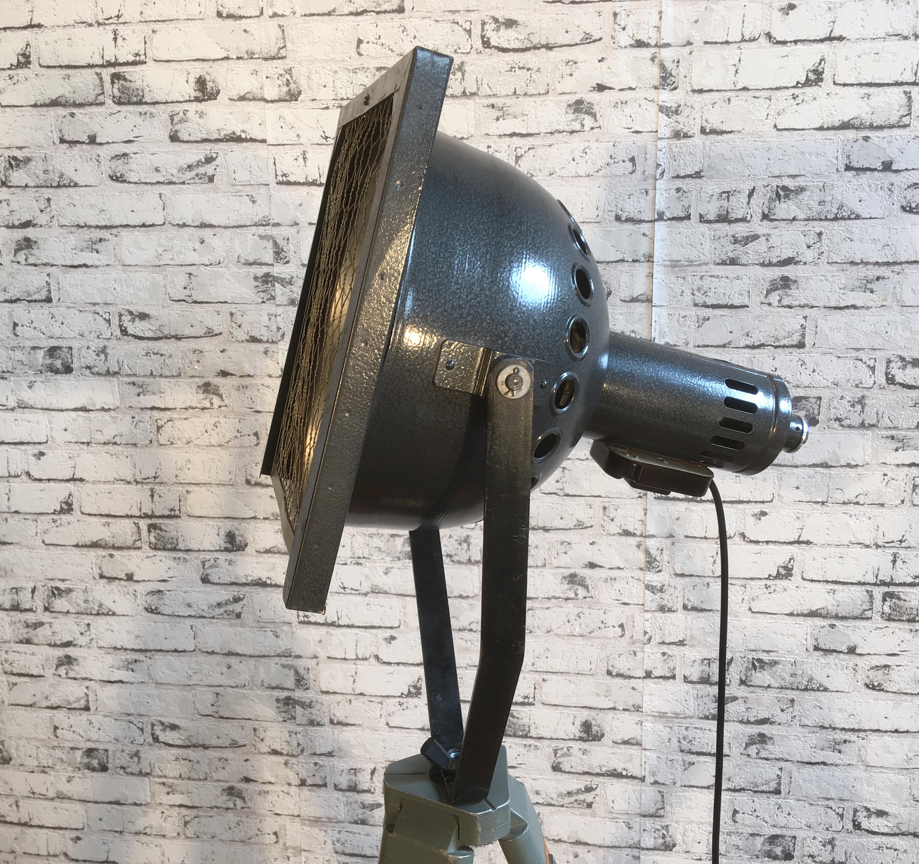 - Vintage theatre spotlight on wooden tripod
- Adjustable height and angle
- Black metal body
- Grey grid
- Dimensions of the lamp: 33 x 33 cm, height 55cm, depth 40cm
- Minimum total height: 150 cm
- Maximum total height: 205 cm
- New