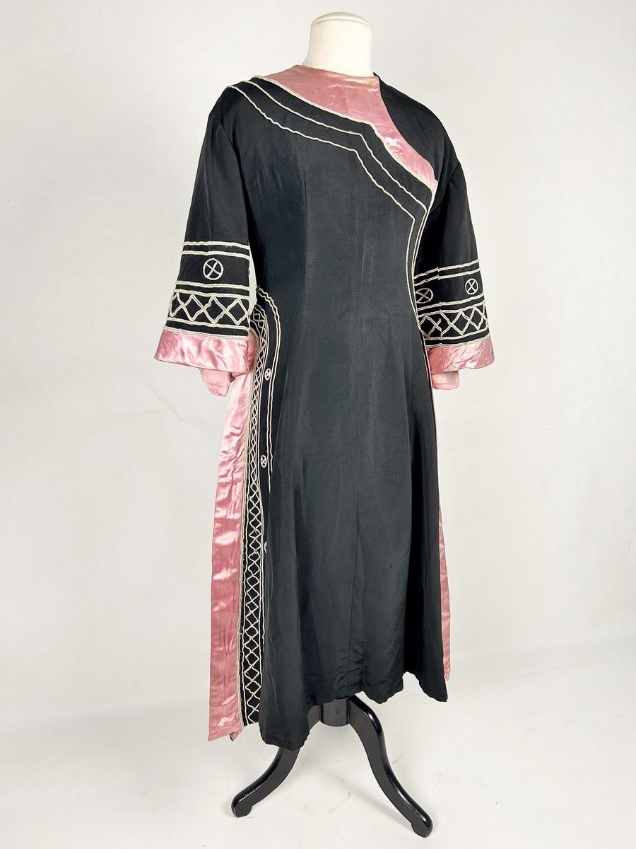 Vers 1940-1950
France. Chasuble de théâtre du célèbre costumier français Henri Lebrun (attribuée à) datant des années 1950, lorsqu'il travaillait avec HENRY sur Don Giovanni au Festival d'Avignon. Henri Lebrun avait son atelier au 5 rue d'Amboise à