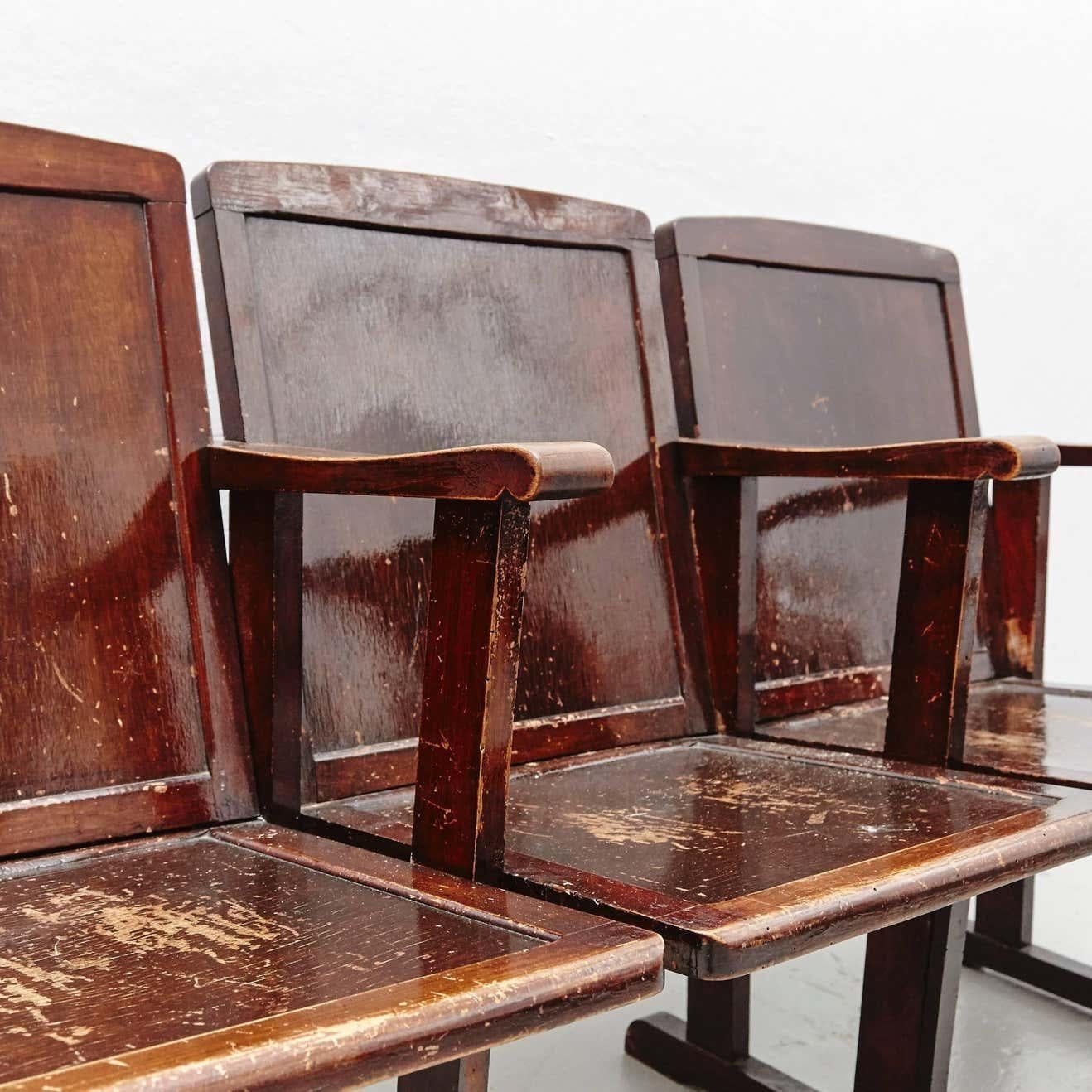 Banc conçu par un designer inconnu, fabriqué en France, vers 1920.  Le bois.    En état d'origine, avec une usure mineure due à l'âge et à l'utilisation, préservant une belle patine.    La pièce peut être différente de la photo mais dans le même
