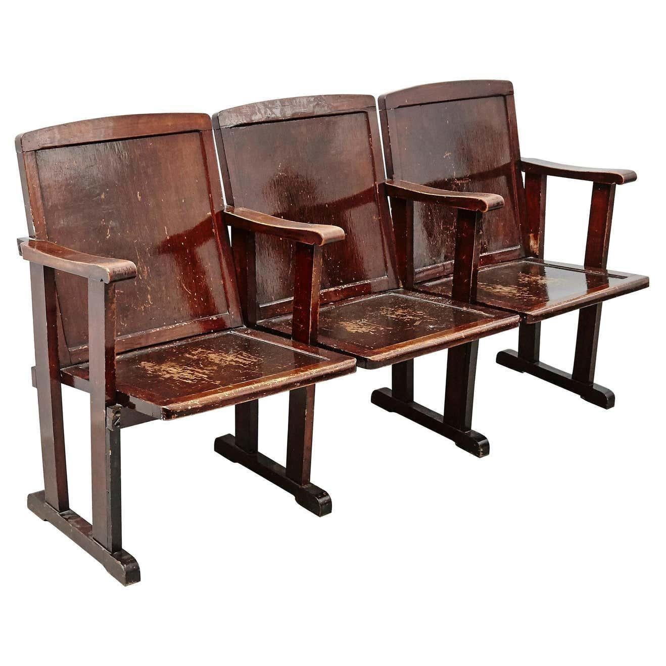 Banc en bois de théâtre, datant d'environ 1920 Bon état - En vente à Barcelona, ES