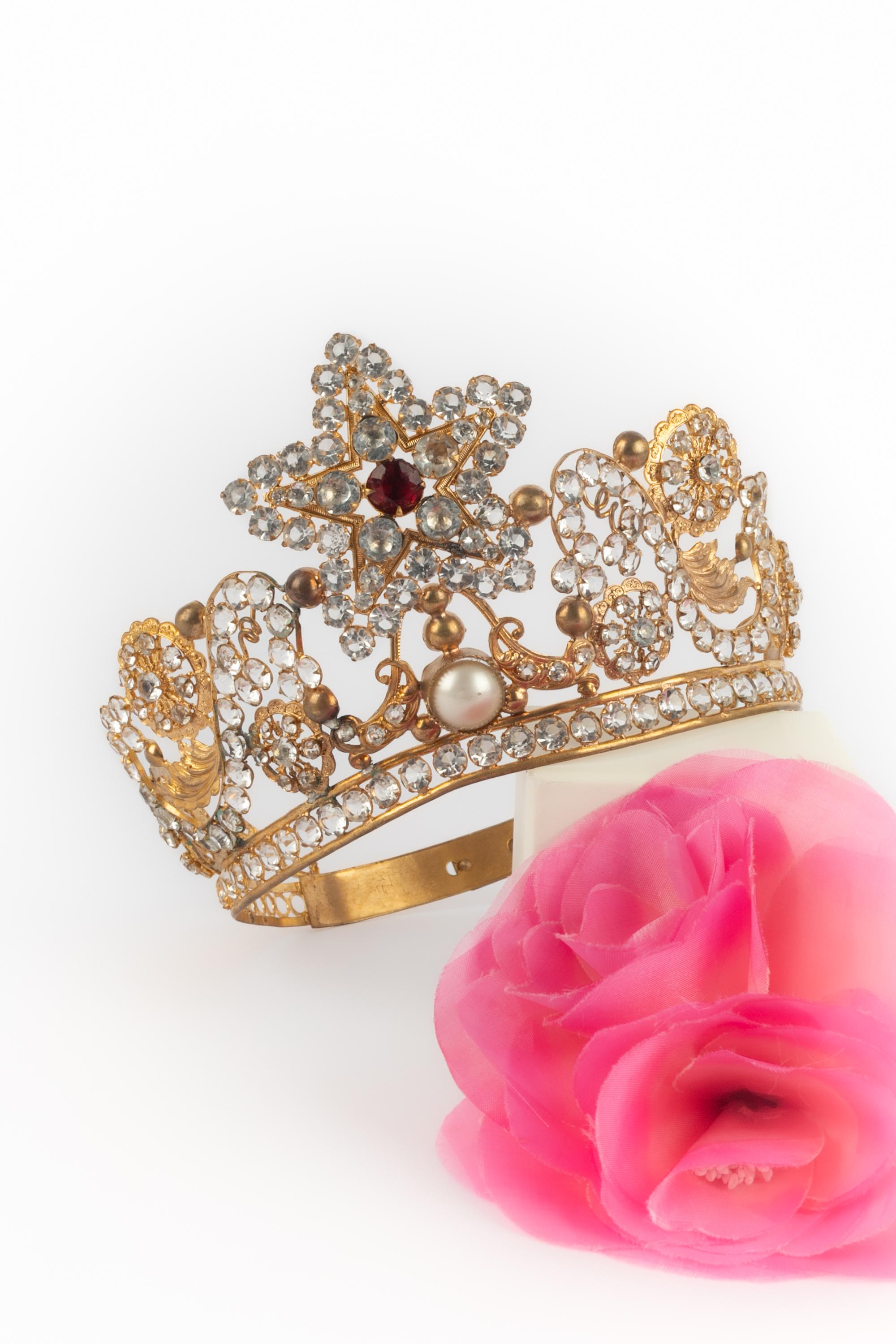 THÉÂTRE - Couronne de théâtre en métal doré avec strass et cabochon nacré. Accessoire des années 1930.

Condit :
Très bon état.

Dimensions :
Circonférence : 40 cm

SKU:ACC183