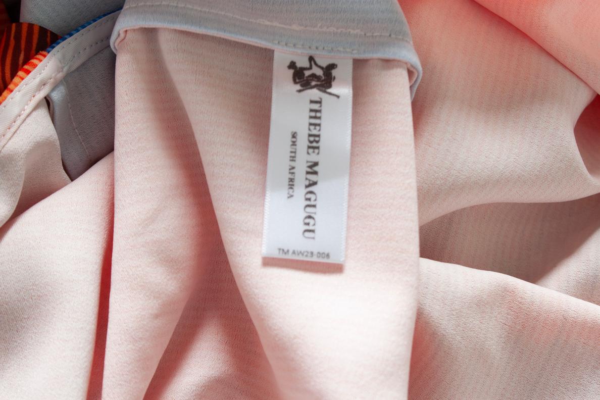 Thebe Magugu, robe portefeuille midi en popeline imprimée Pour femmes en vente