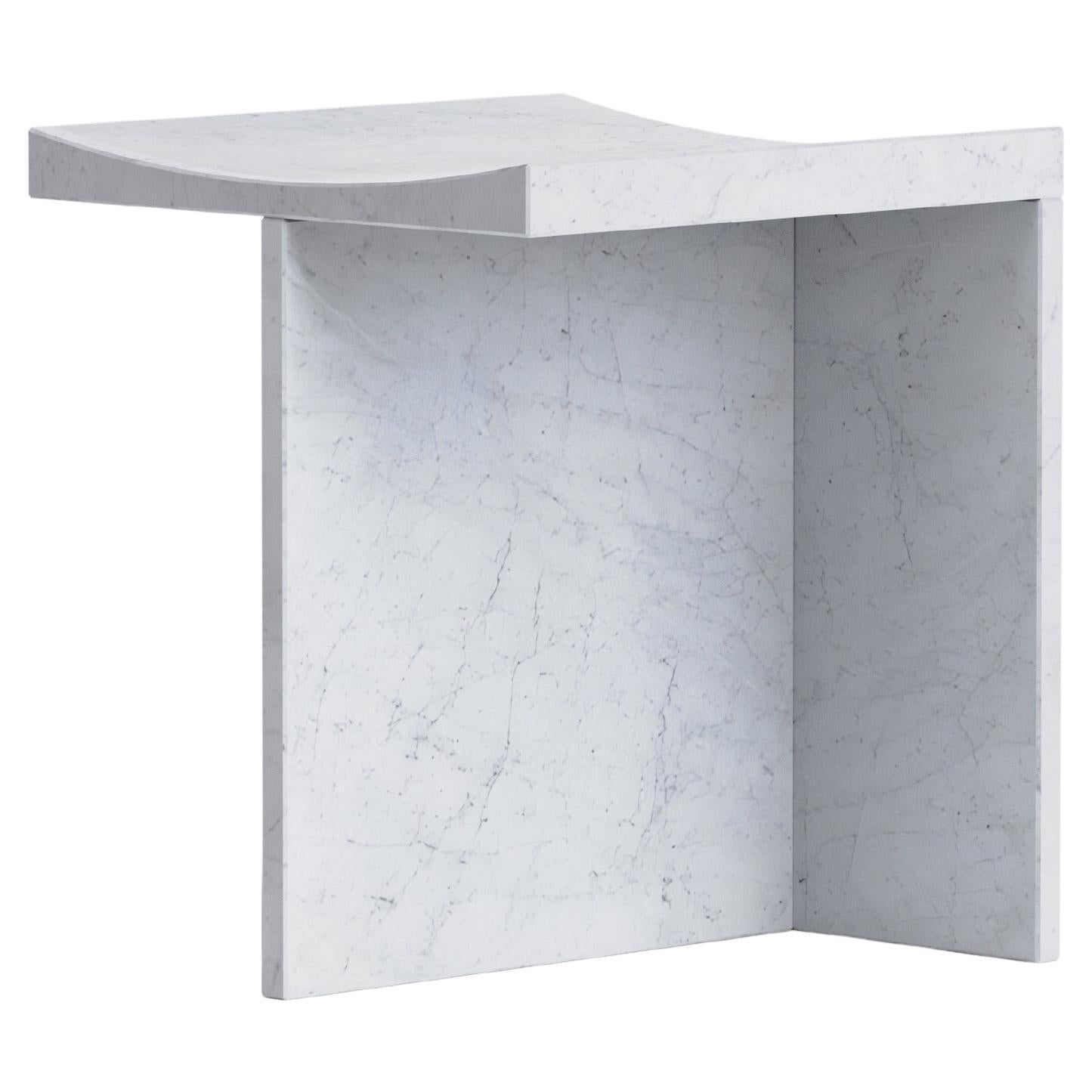 Thebes - Tabouret contemporain en marbre blanc de Carrare Dessiné par McGannon Saad