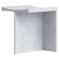 Thebes - Tabouret contemporain en marbre blanc de Carrare Dessiné par McGannon Saad