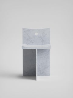 Thebes - Silla con respaldo bajo de mármol blanco de Carrara diseñada por McGannon Saad