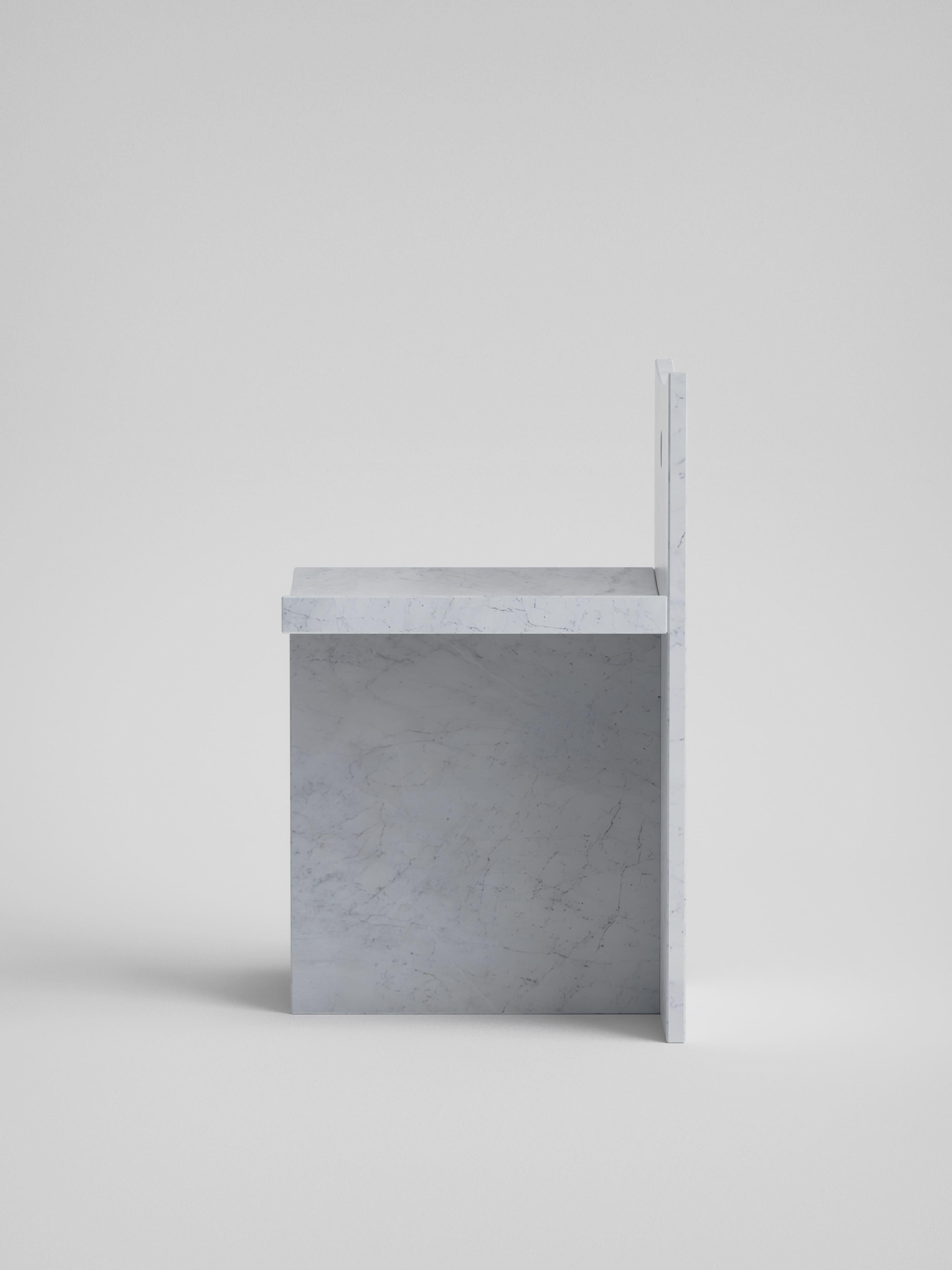 Thebes - Stuhl mit niedriger Rückenlehne aus weißem Carrara-Marmor, entworfen von McGannon Saad (Minimalistisch) im Angebot