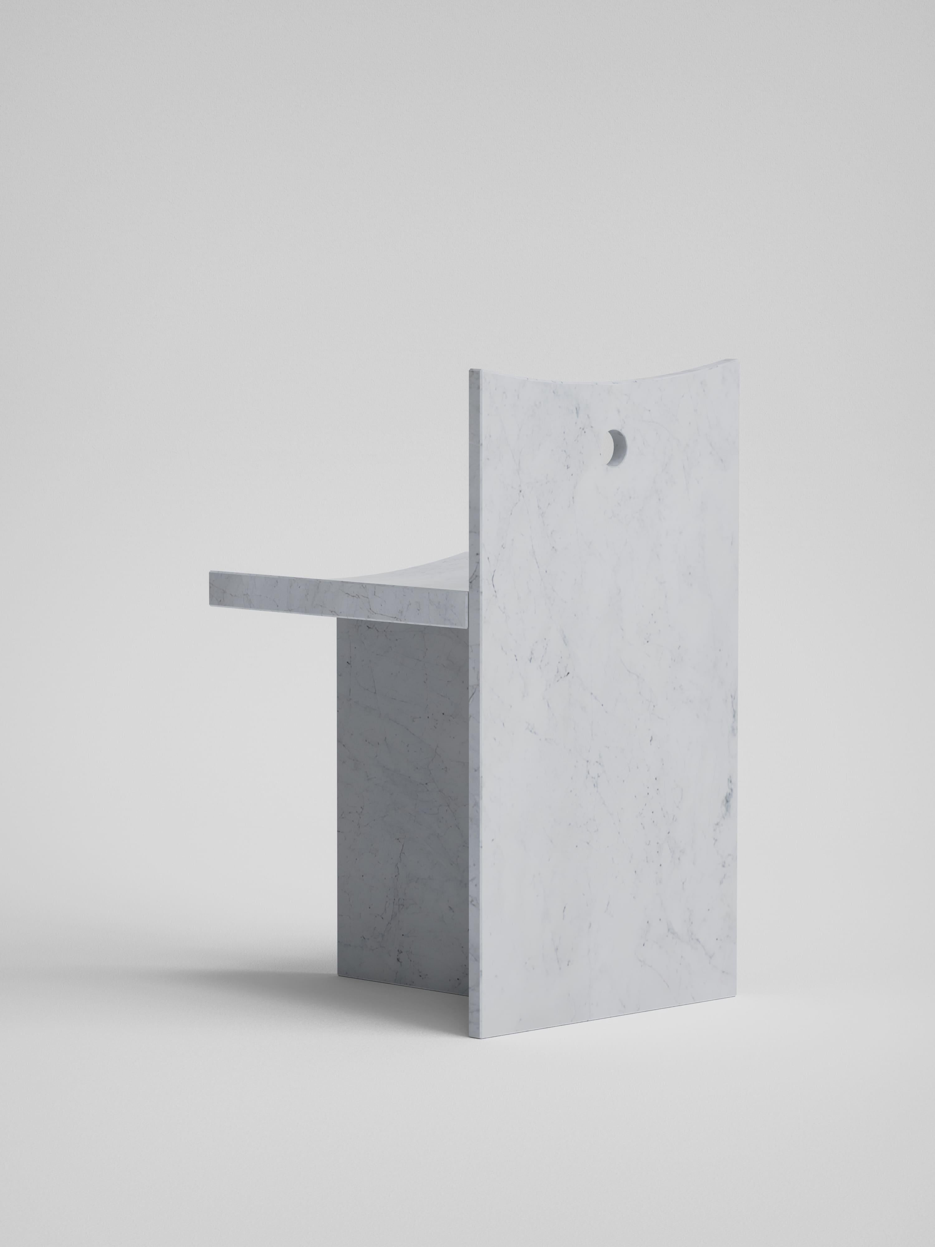 Thebes - Stuhl mit niedriger Rückenlehne aus weißem Carrara-Marmor, entworfen von McGannon Saad (Italian) im Angebot