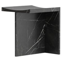 Thebes - Marquina Schwarzer Marmor Zeitgenössischer Hocker entworfen von McGannon Saad