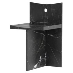 Thebes - Marquina Schwarzer Marmor Stuhl mit niedriger Rückenlehne entworfen von McGannon Saad