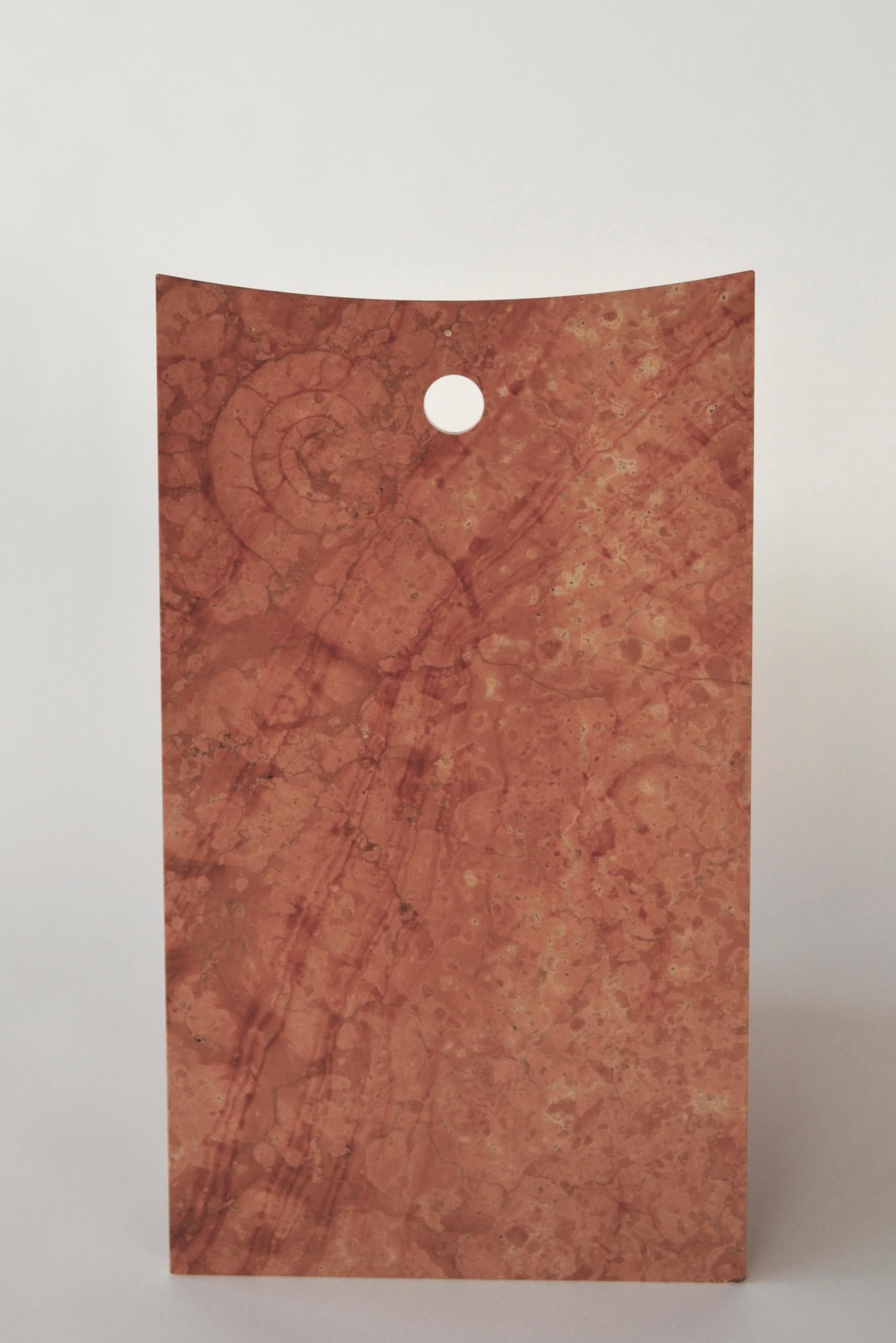 Thebes - Rosso Verona Marmorstuhl mit niedriger Rückenlehne entworfen von McGannon Saad (Geschnitzt) im Angebot