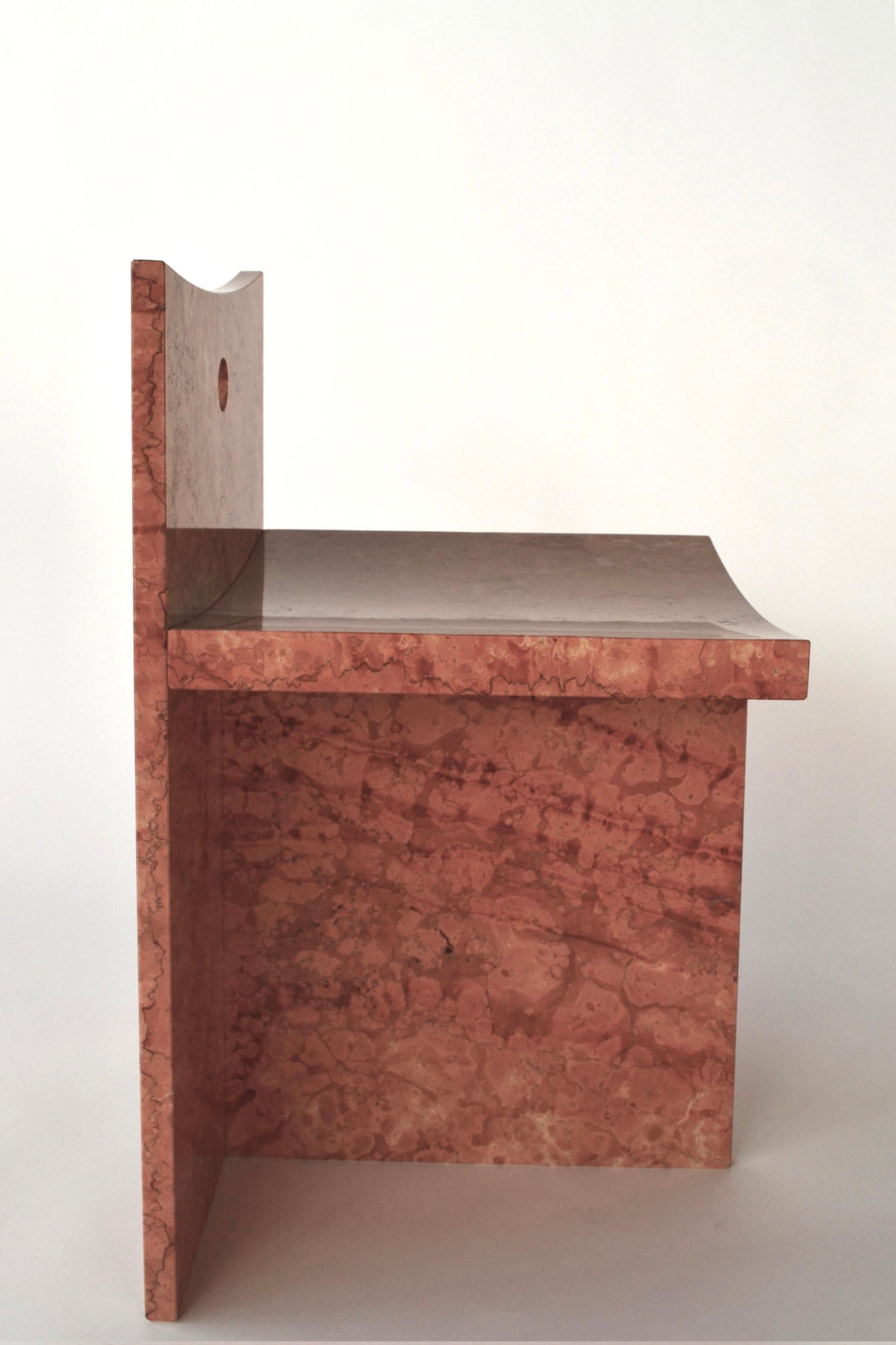 Thebes - Rosso Verona Marmorstuhl mit niedriger Rückenlehne entworfen von McGannon Saad im Zustand „Neu“ im Angebot in Cologna Veneta, IT