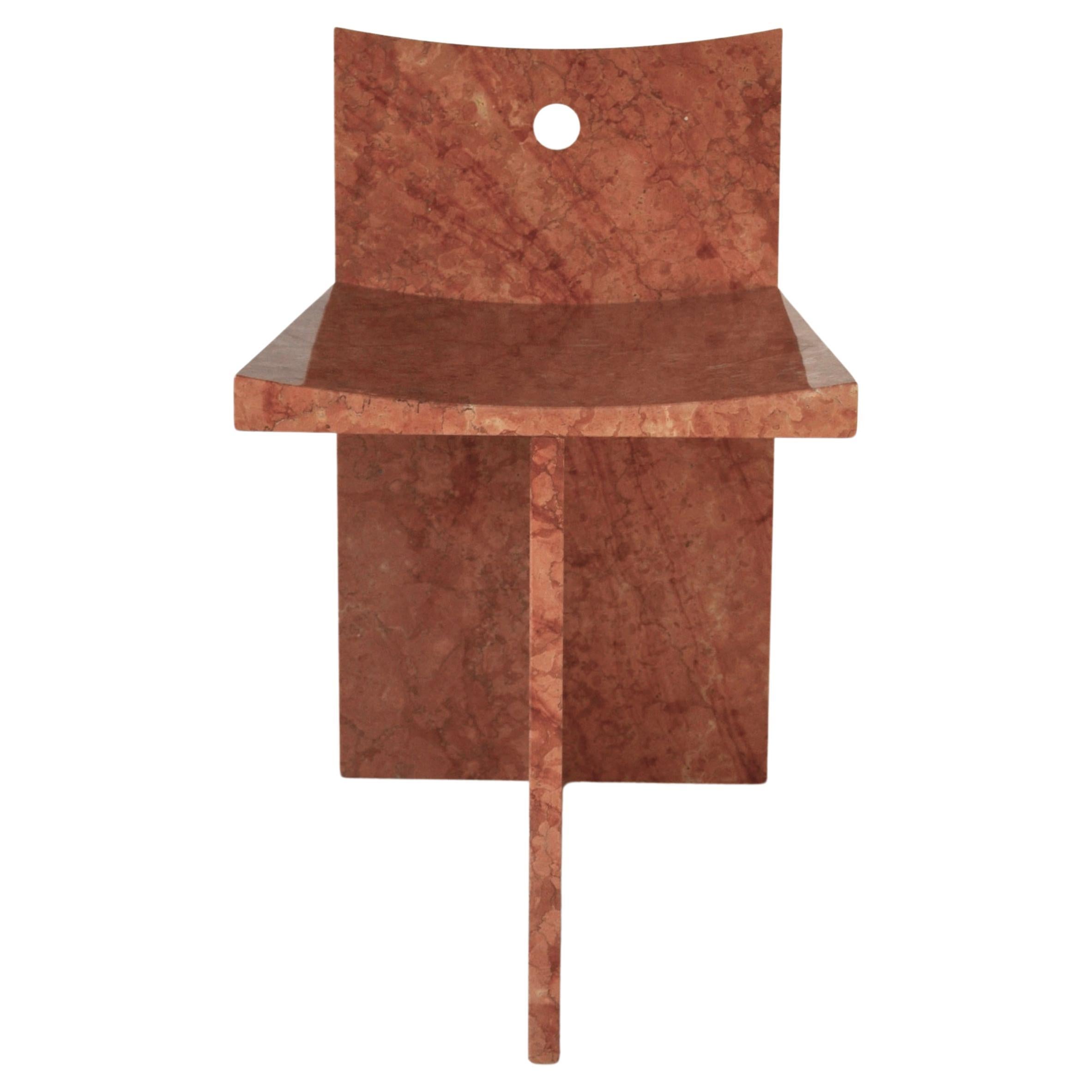 Thebes - Rosso Verona Marmorstuhl mit niedriger Rückenlehne entworfen von McGannon Saad im Angebot